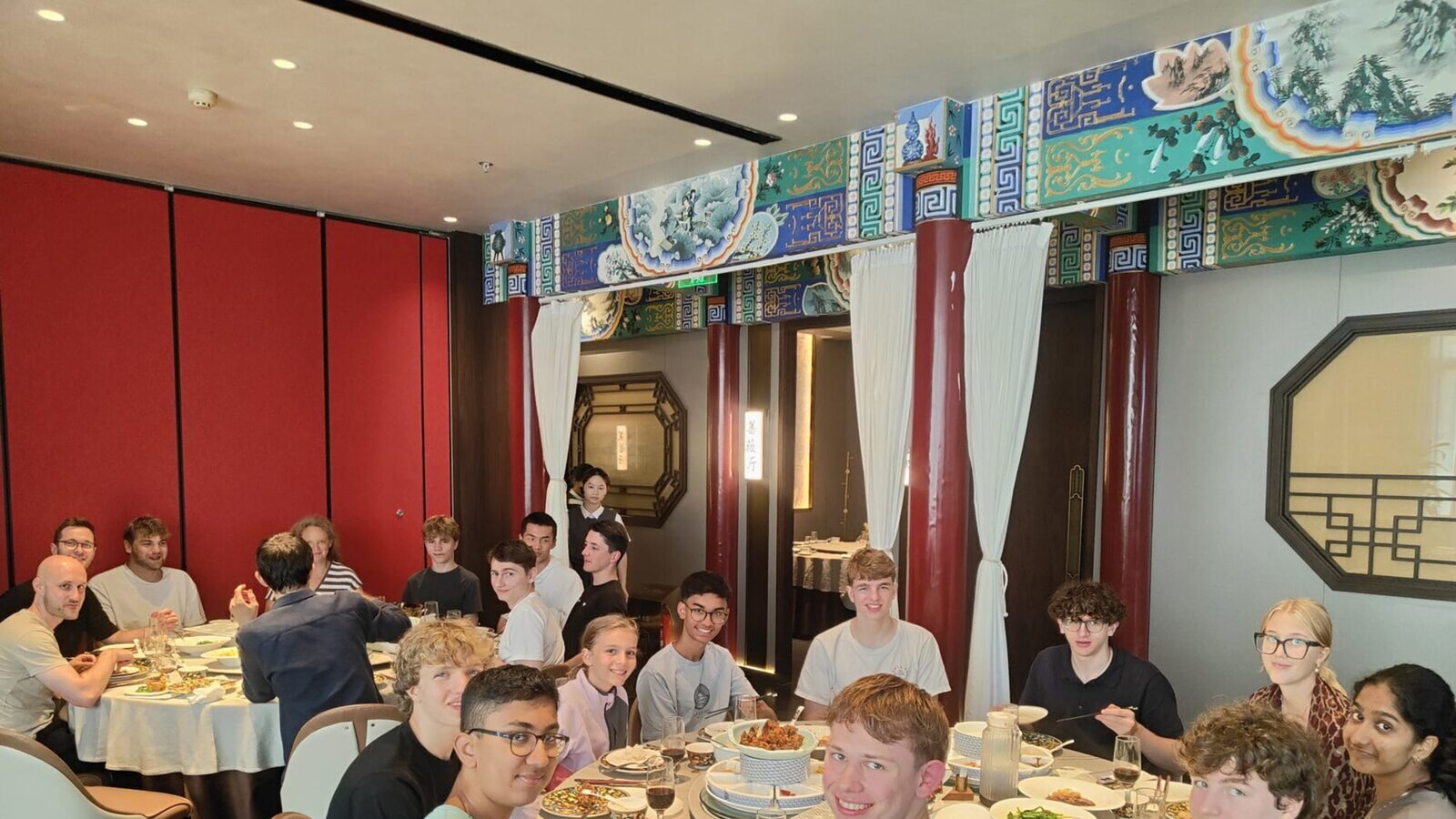 Lagergruppe beim ersten gemeinsamen Essen in Peking