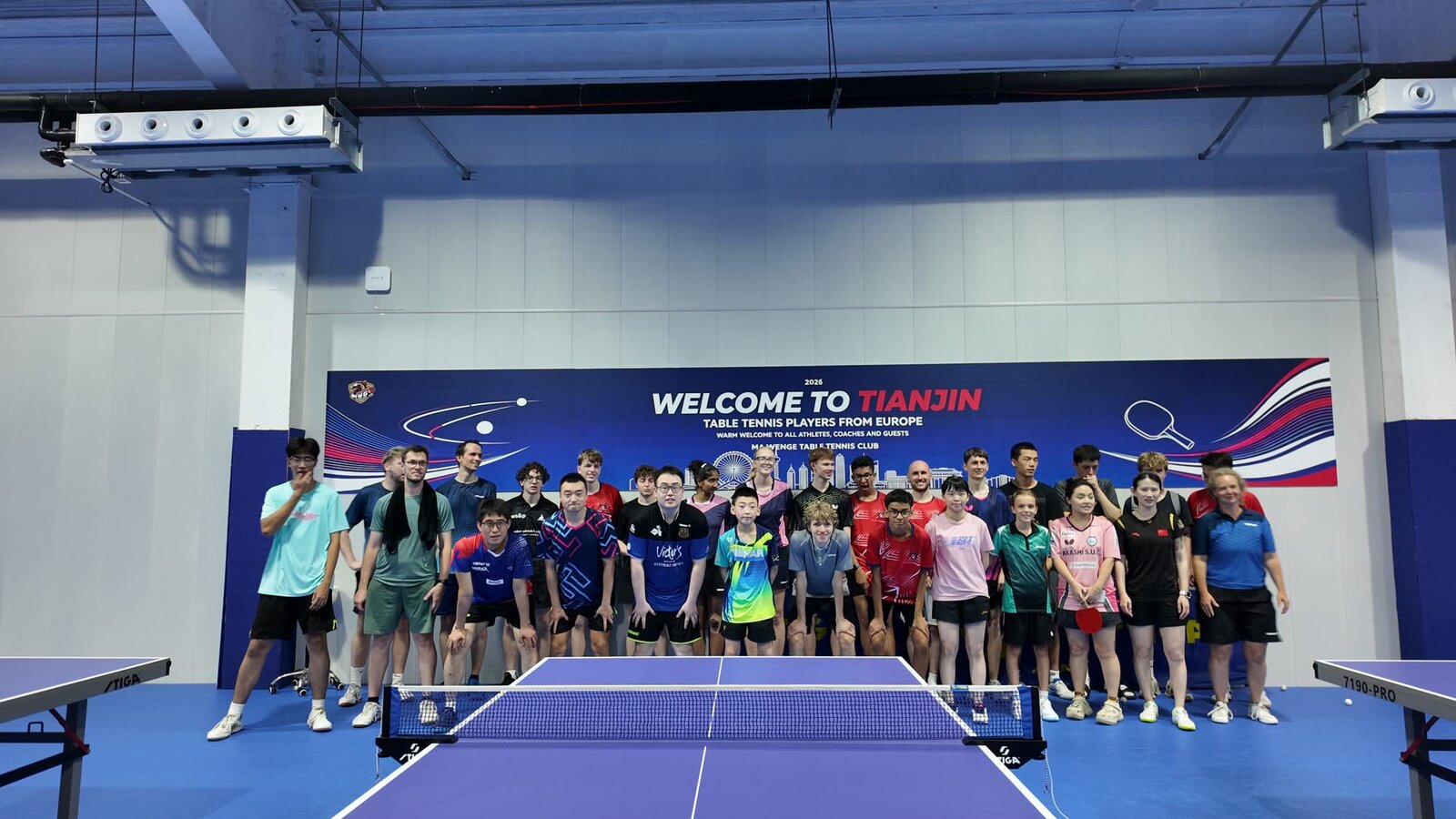 Gruppenfoto in der Halle vor dem Welcome-to-Tianjin-Banner