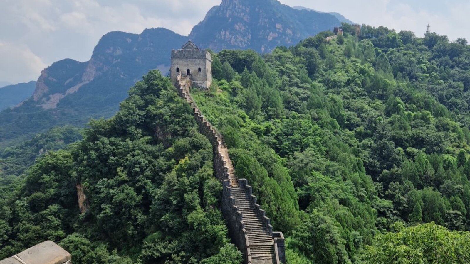 Blick über die Chinesische Mauer in den Bergen