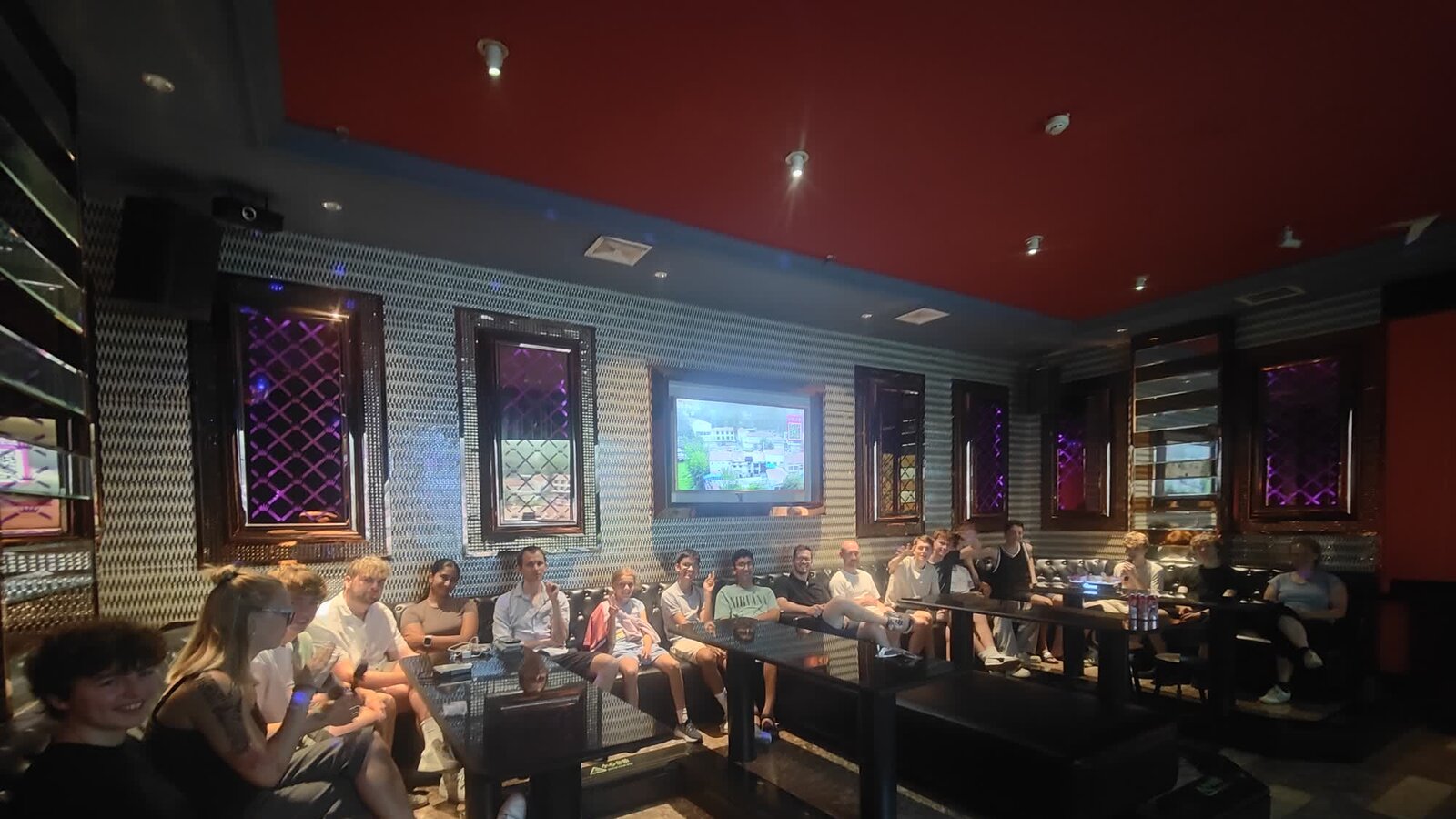 Gruppe im Karaoke-Lounge