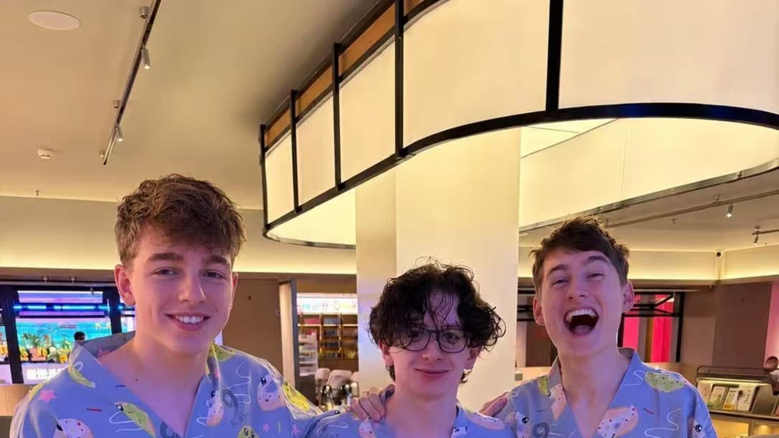 Drei Teilnehmer in den Spa-Pyjamas