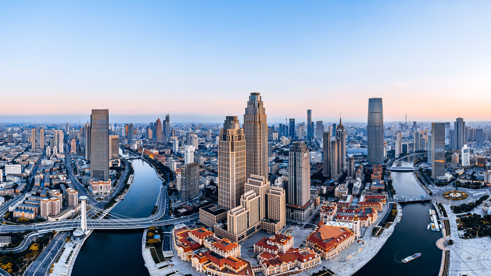 Tianjin am Fluss mit Skyline und Brücken