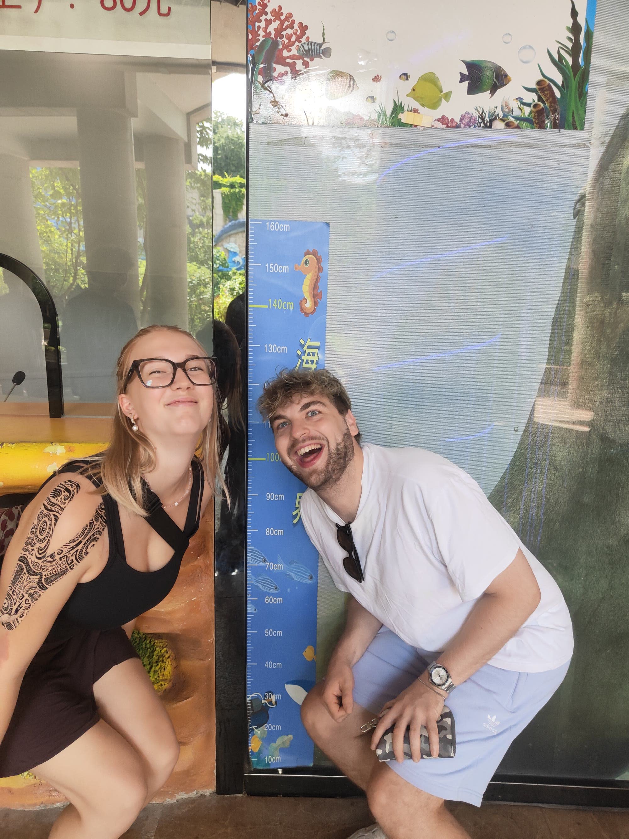 Duo vor dem Höhenmesser im Aquarium