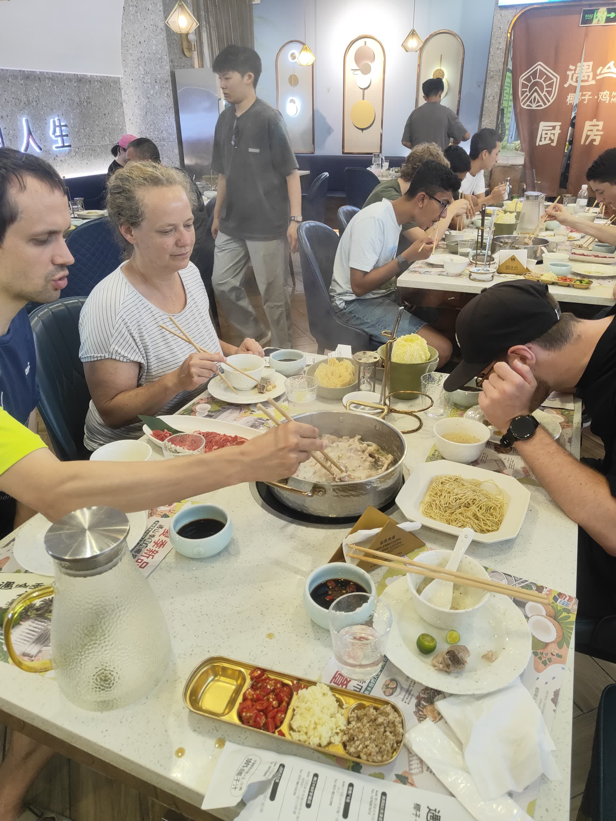 Coconut Chicken Hotpot mit der Gruppe