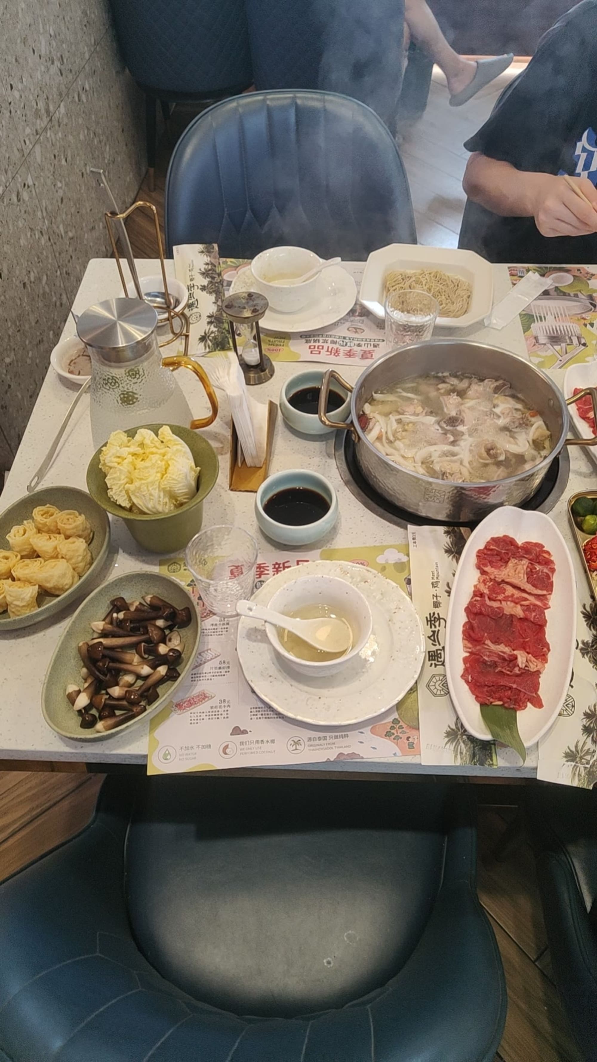 Hotpot-Tisch mit Kokosnuss-Huhn