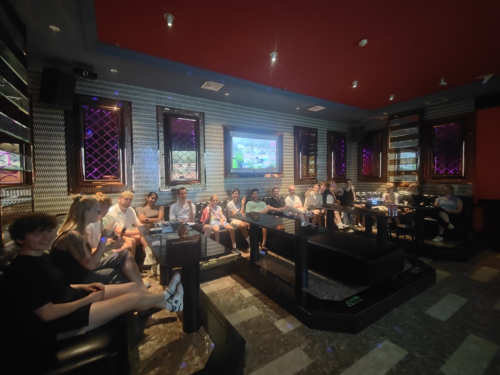 Gruppe im Karaoke-Lounge