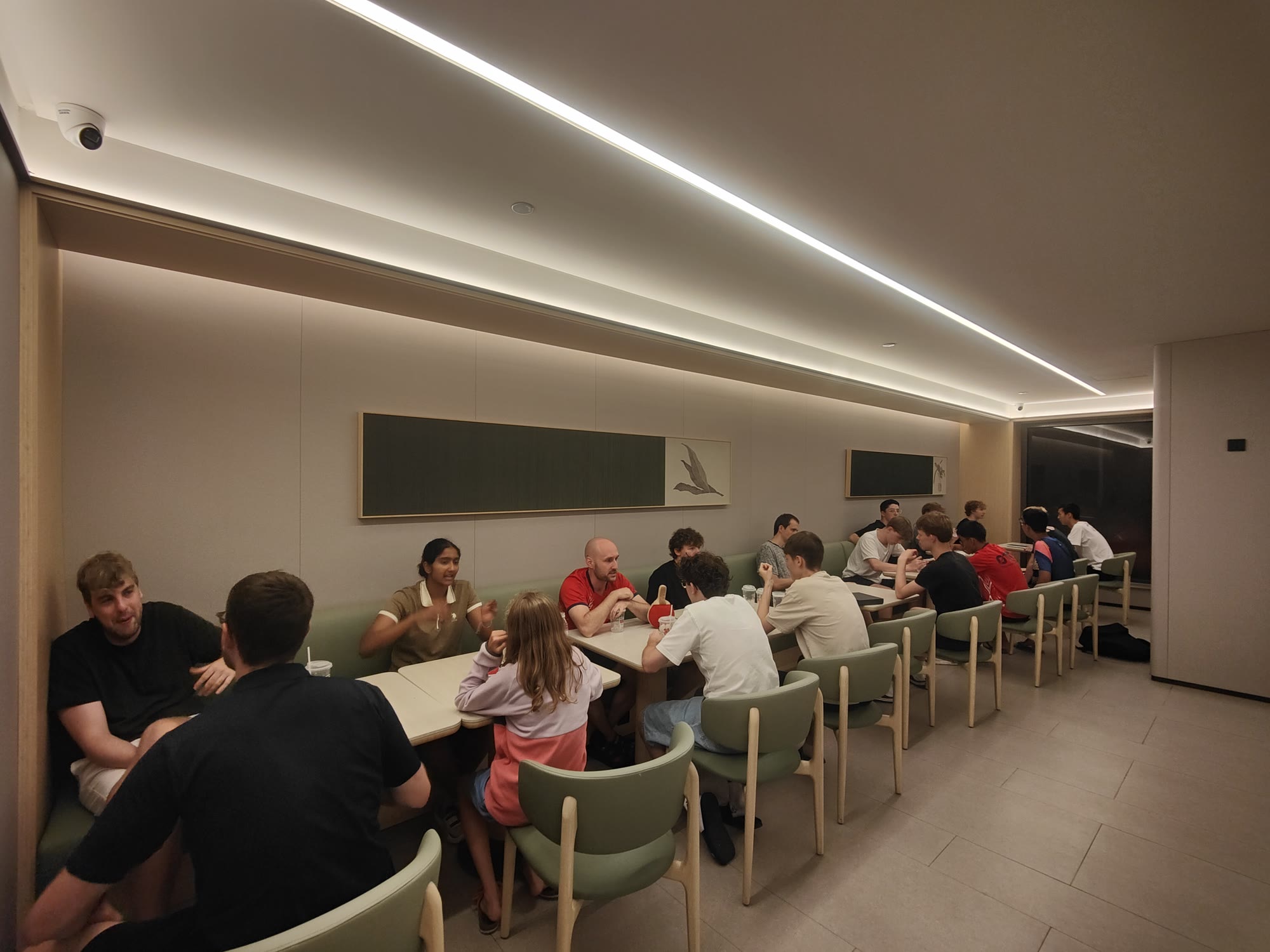 Gruppe an den Tischen im Hotel