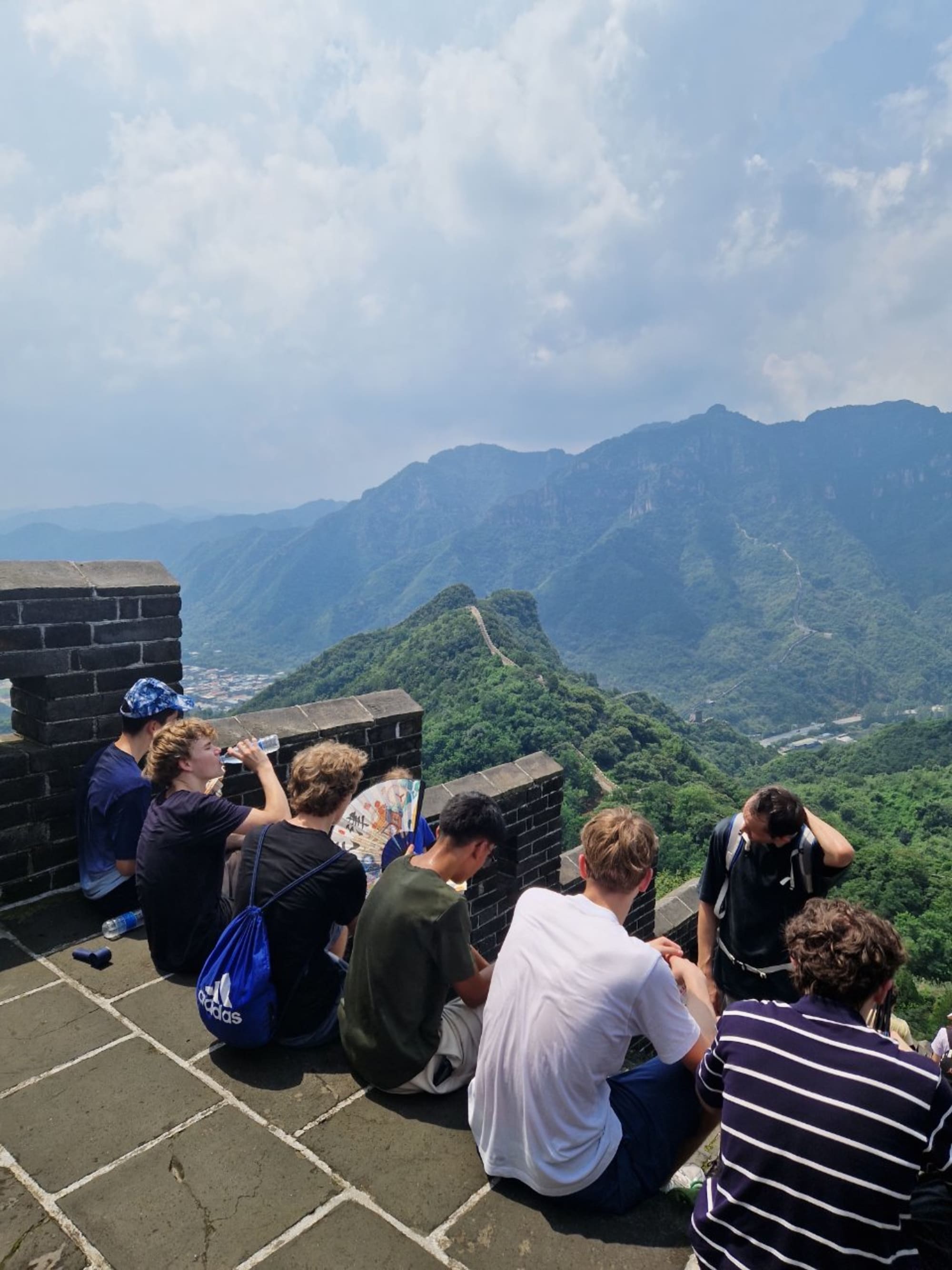 Pause auf der Chinesischen Mauer mit Aussicht