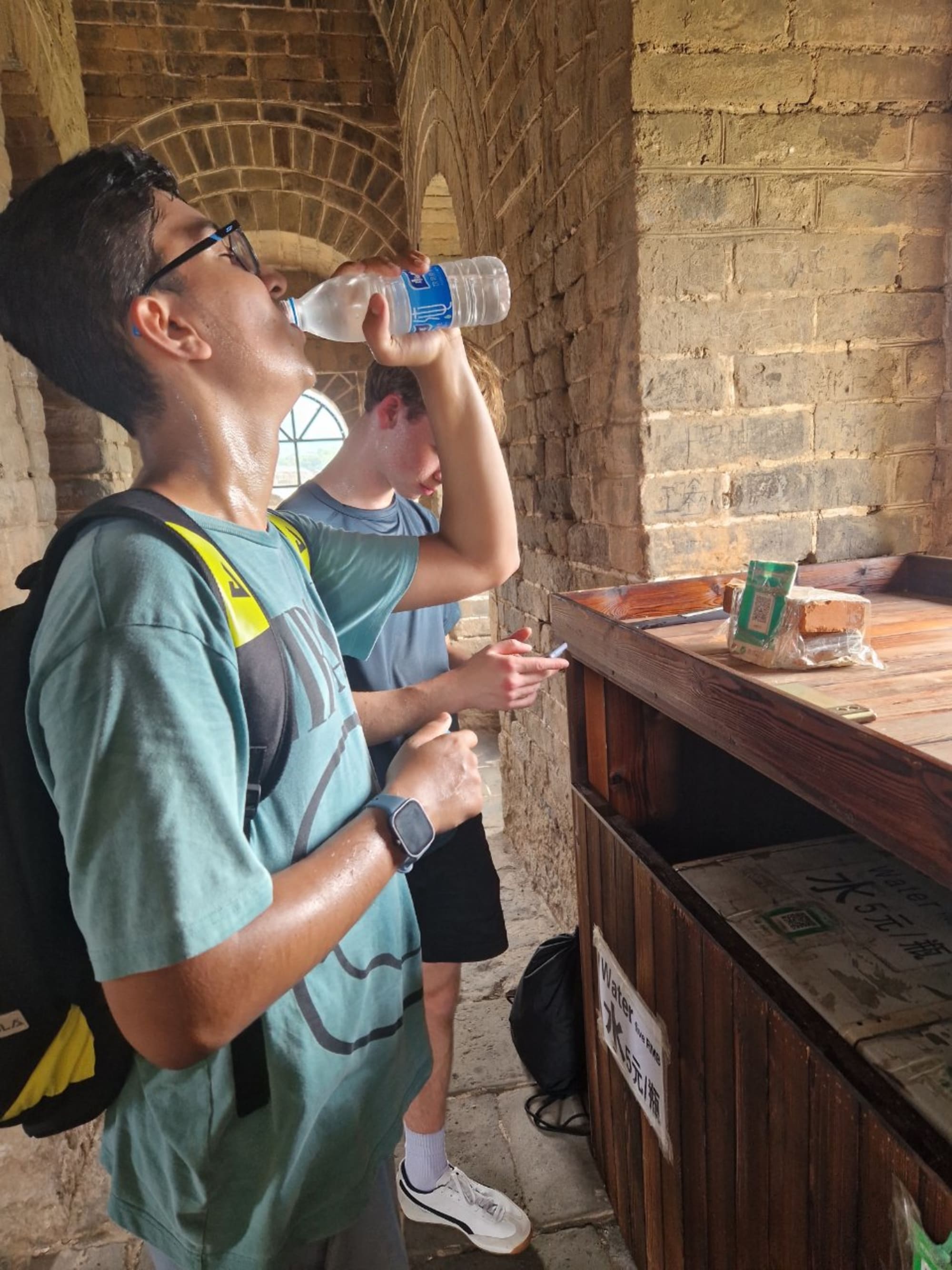 Wasserpause auf der Mauer — Water 5 Yuan