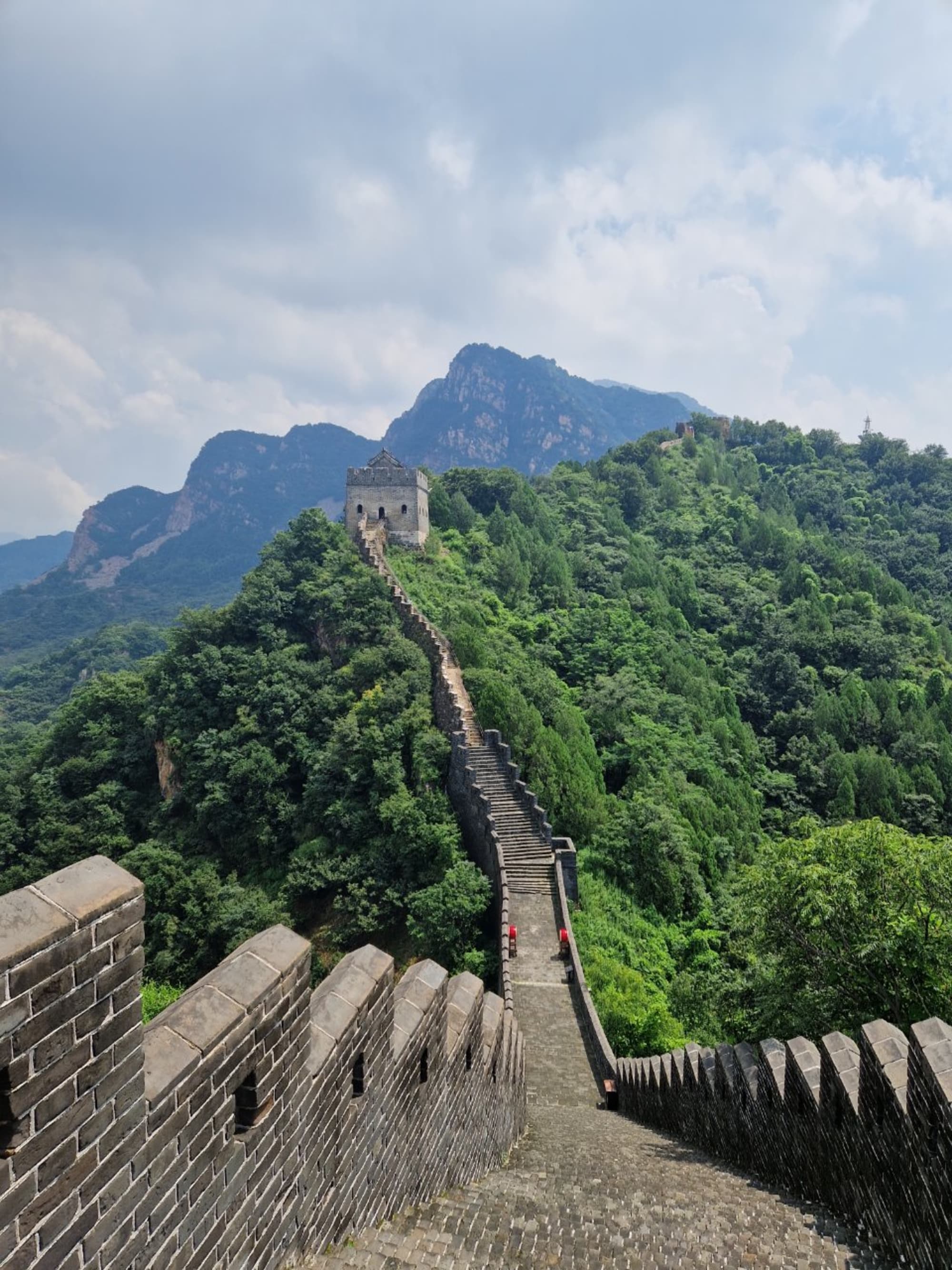 Blick über die Chinesische Mauer in den Bergen