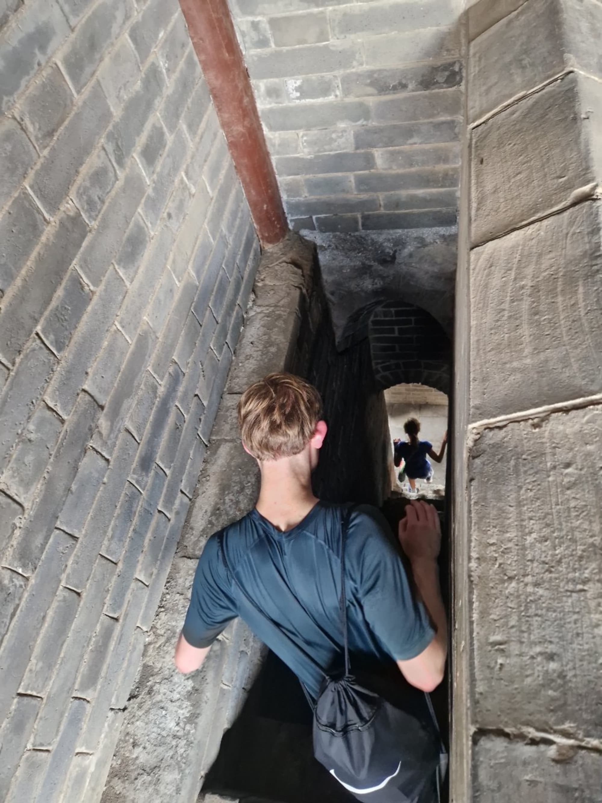 Enge Steintreppe in einem Wachturm