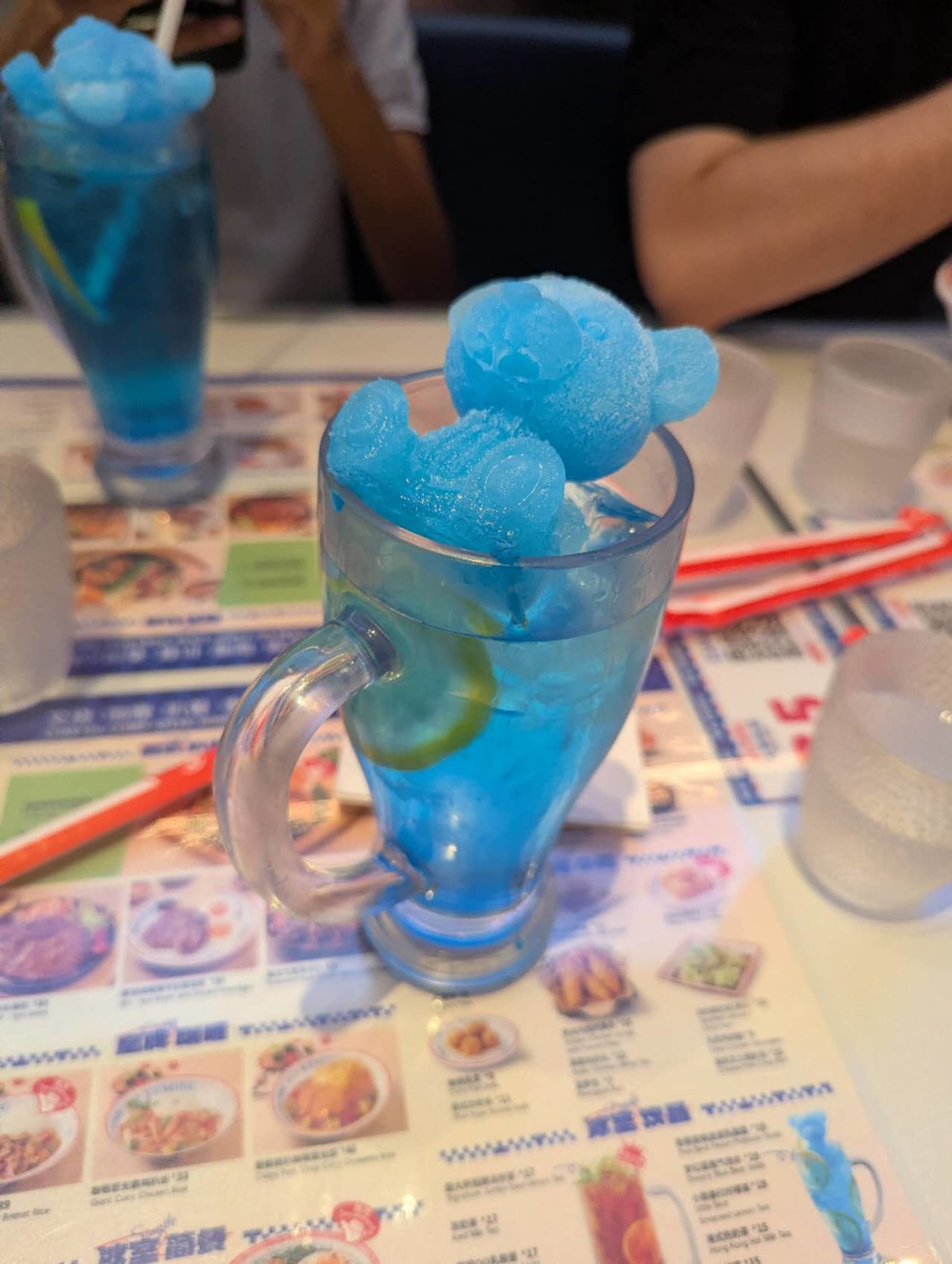 Blauer Drink mit Teddy-Eis in Joy City