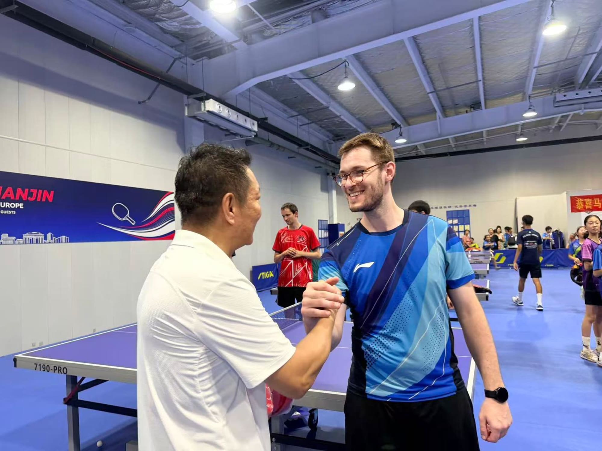 Handshake in der Halle zum Abschied
