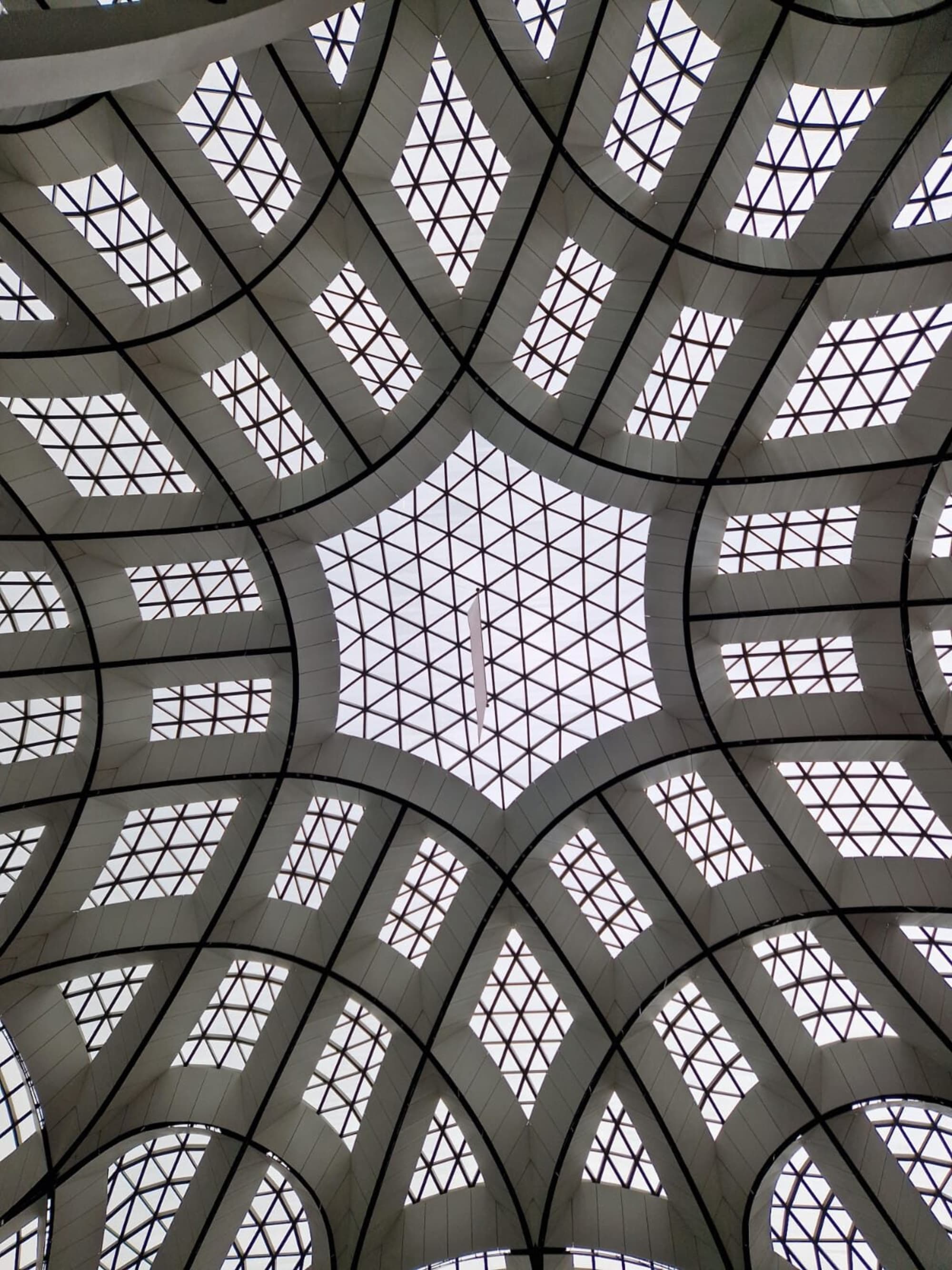 Geometrische Deckenstruktur am Flughafen