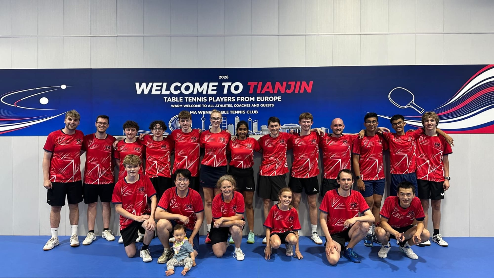 Gruppenfoto vor dem Welcome-to-Tianjin-Banner
