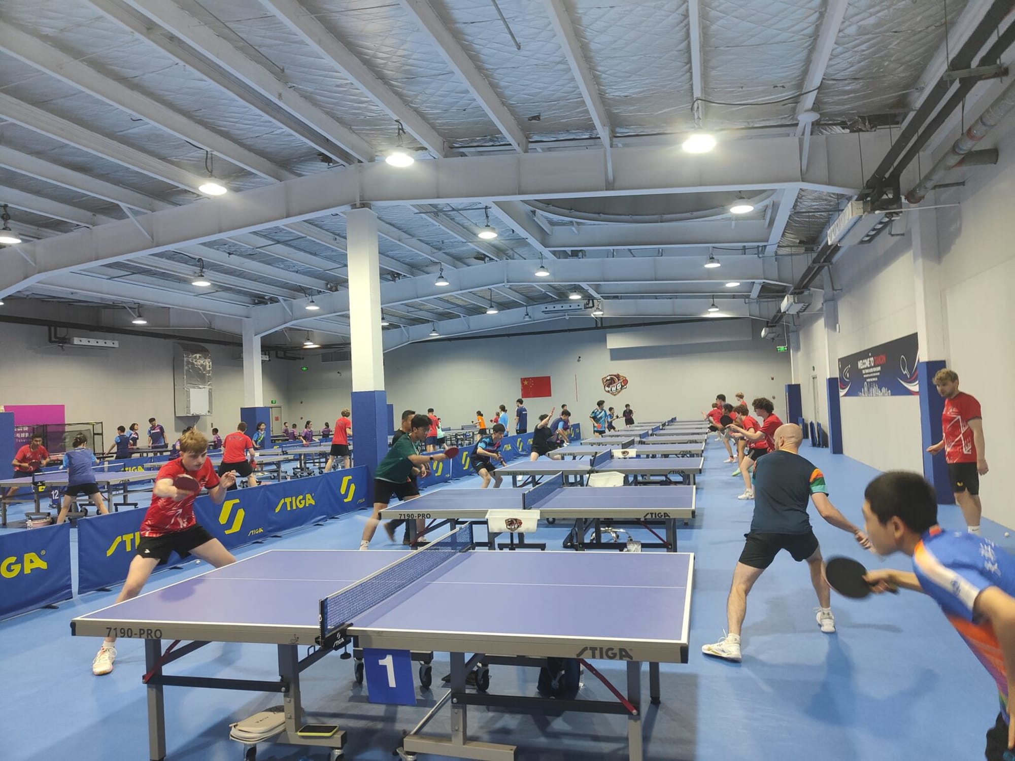 Weitwinkel der Trainingshalle mit vielen Tischen