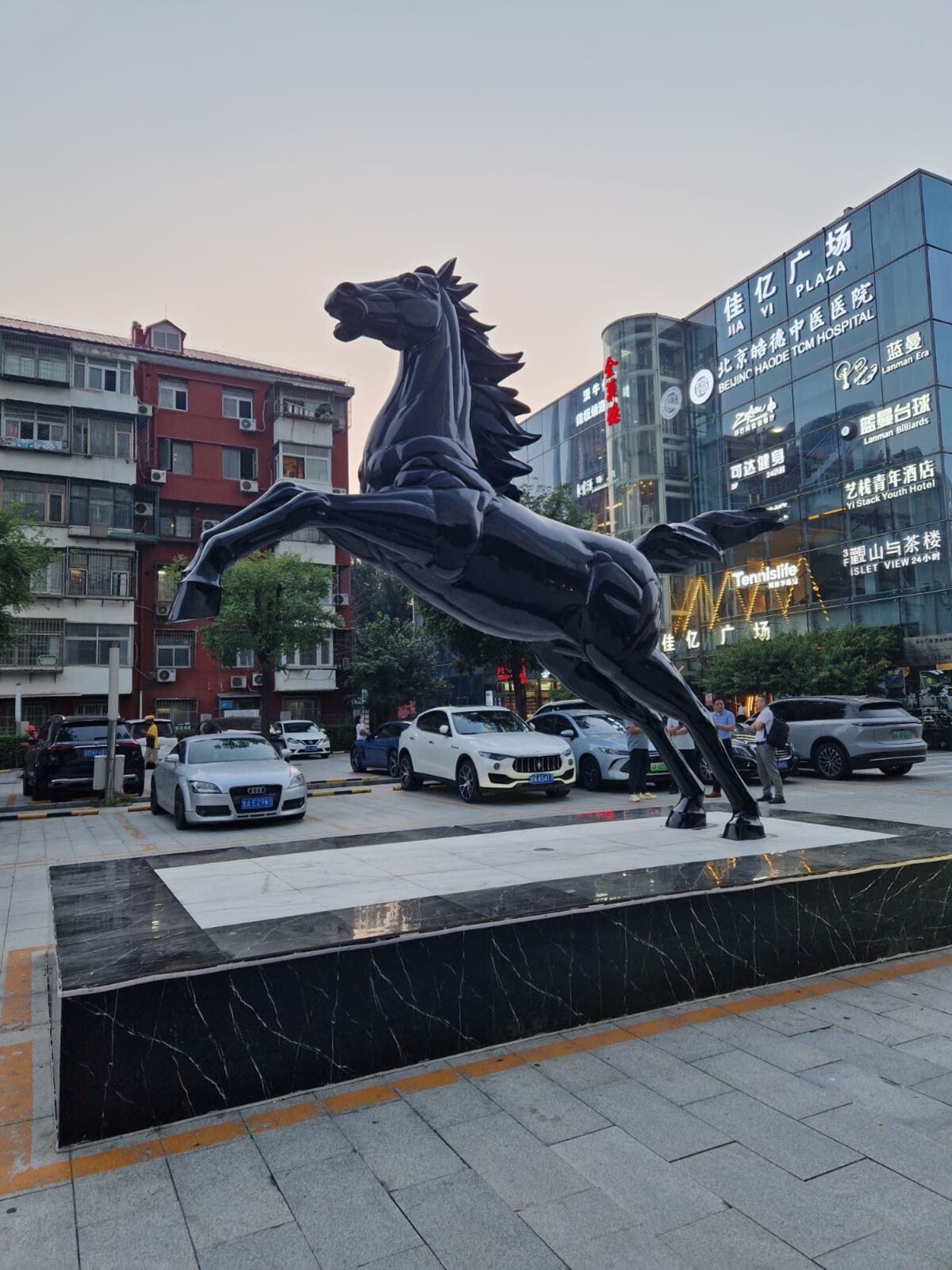 Schwarze Pferdestatue vor Jia Yi Plaza