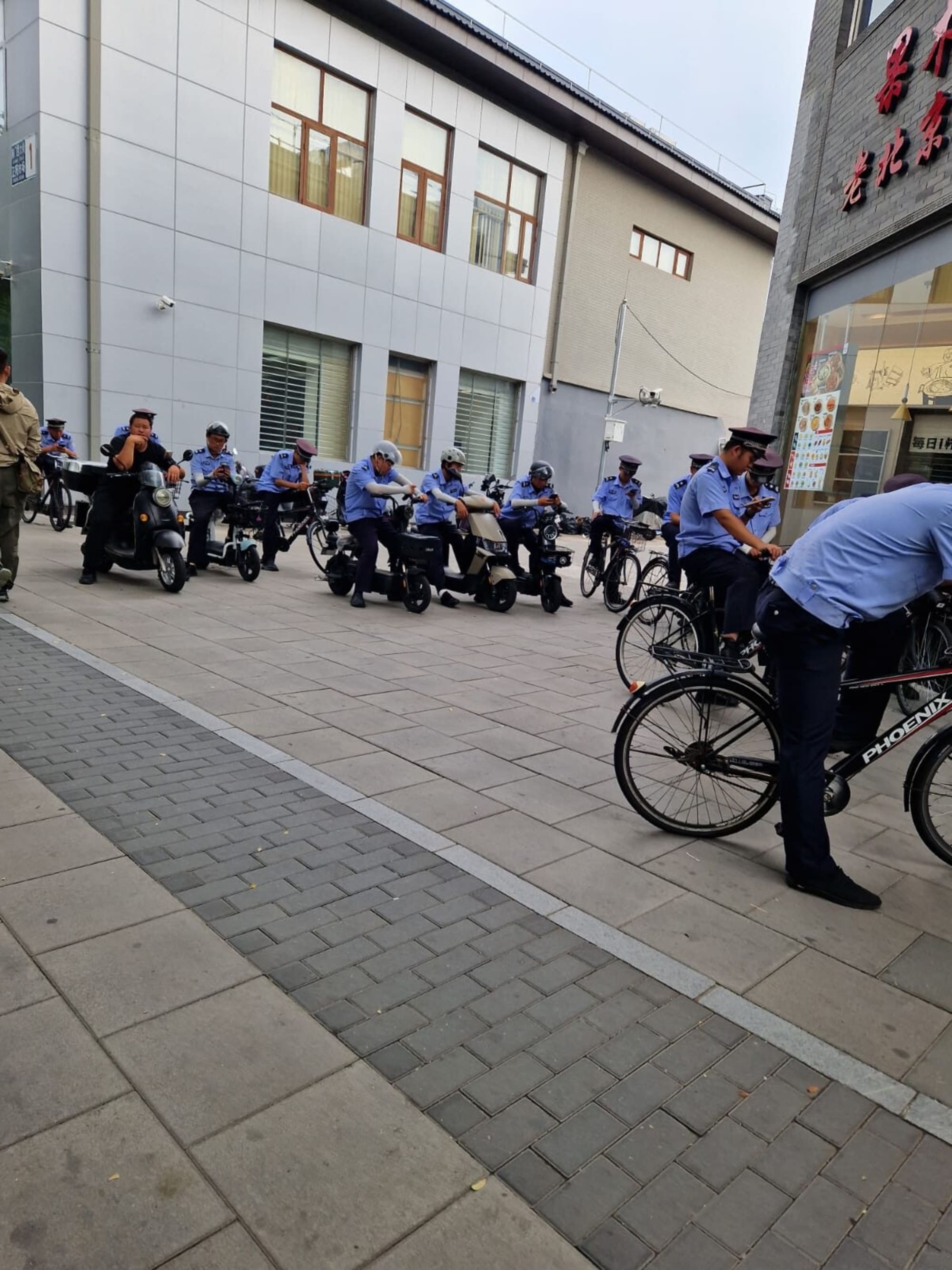Uniformierte Gruppe auf E-Scootern und Velos
