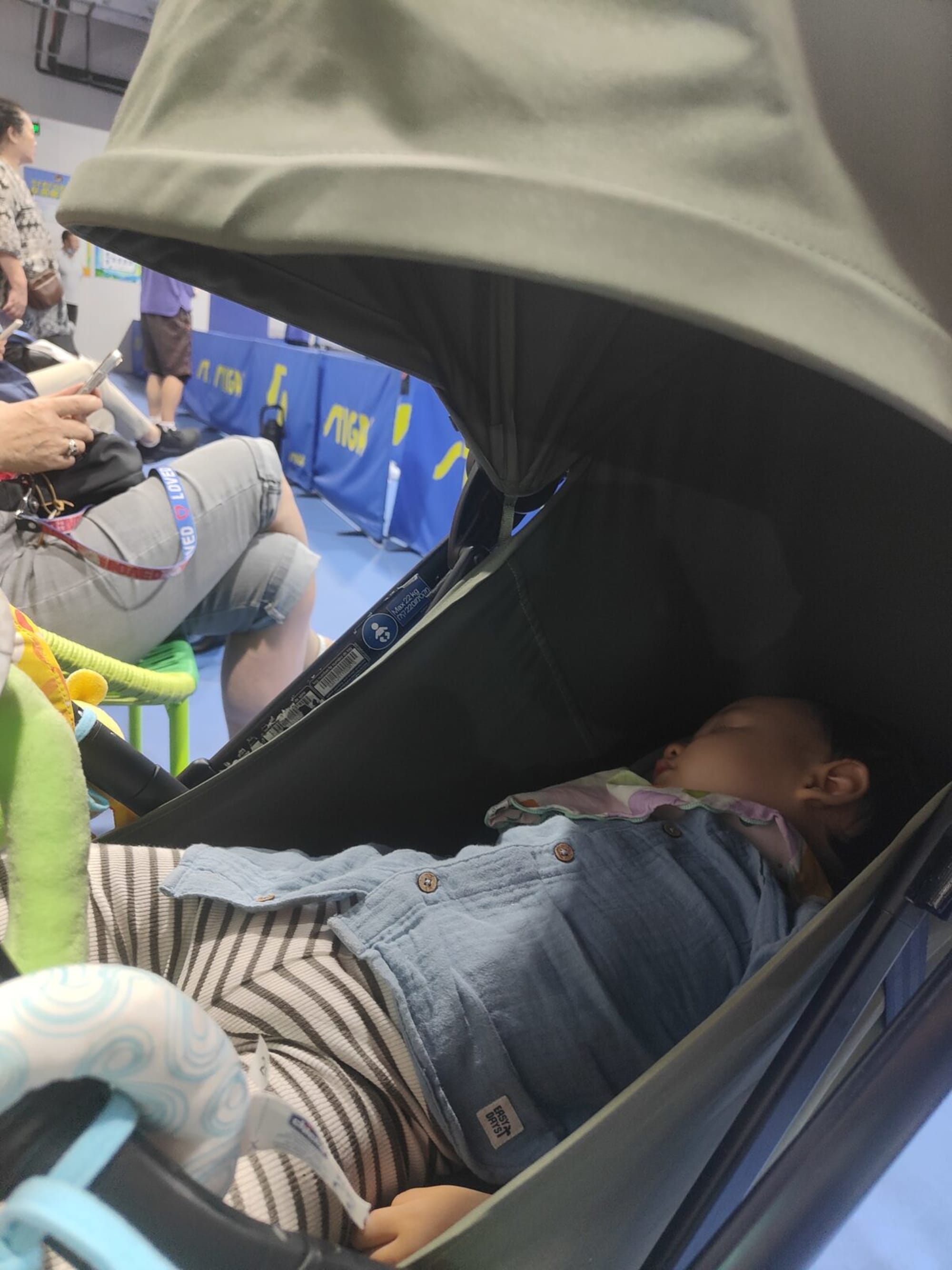 Kleinkind schläft im Kinderwagen in der Halle