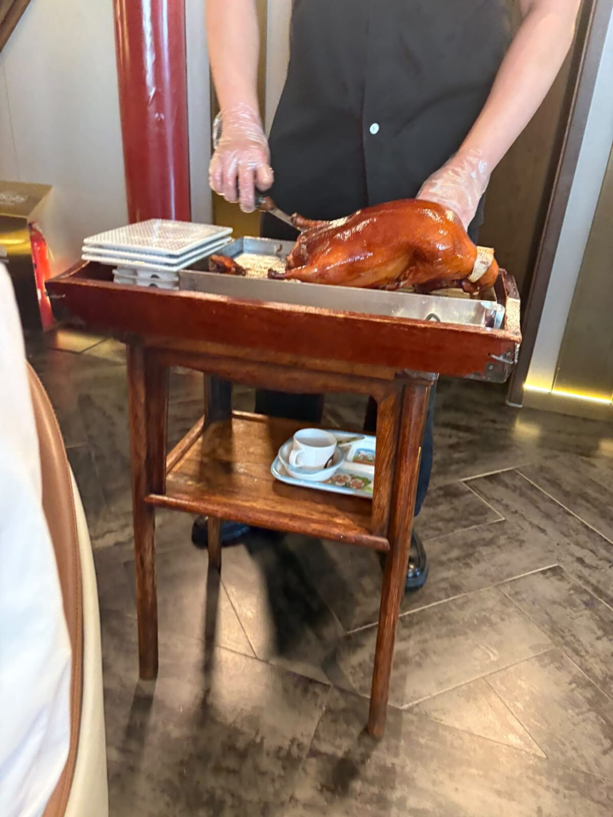 Pekingente wird am Tisch zerlegt