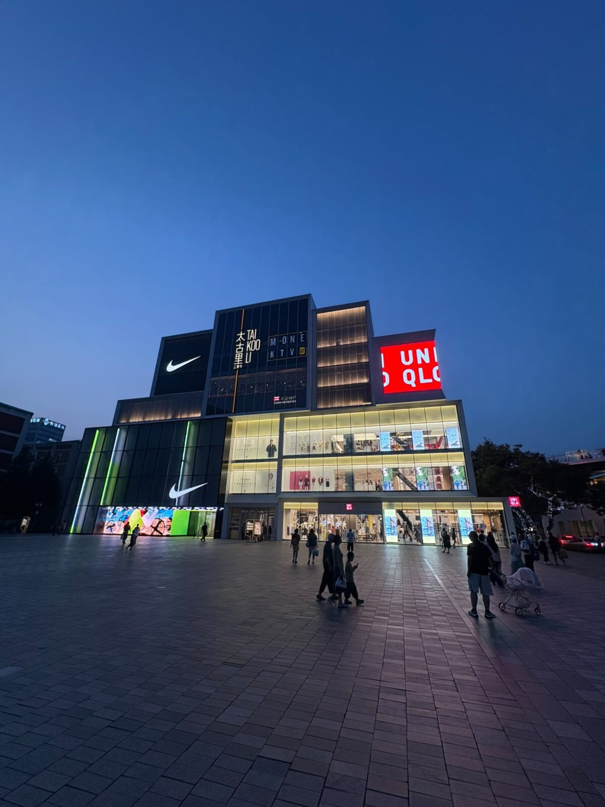 Tai Koo Li bei Abenddämmerung mit Nike und Uniqlo