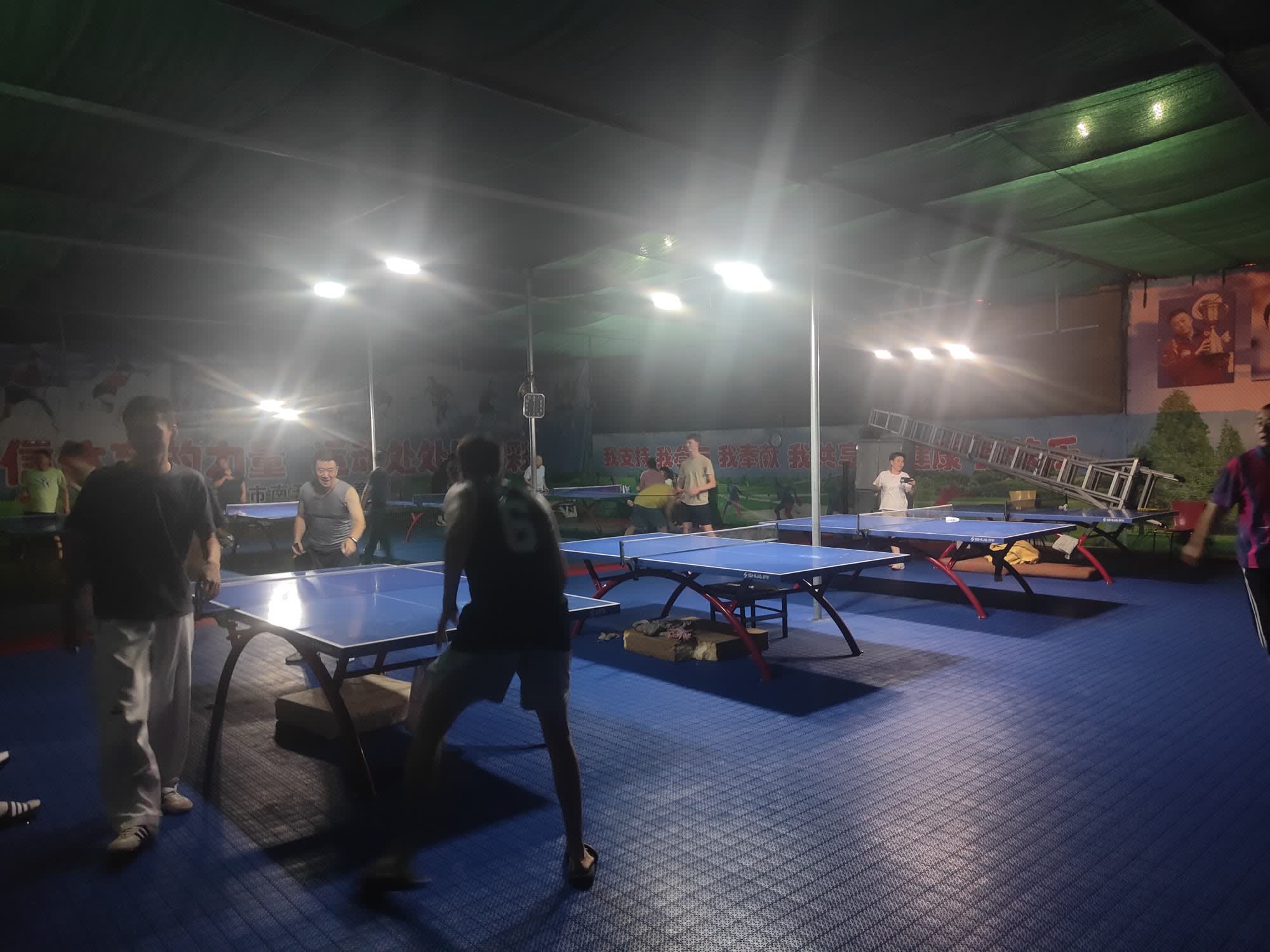 Pingpong im Park unter Flutlicht