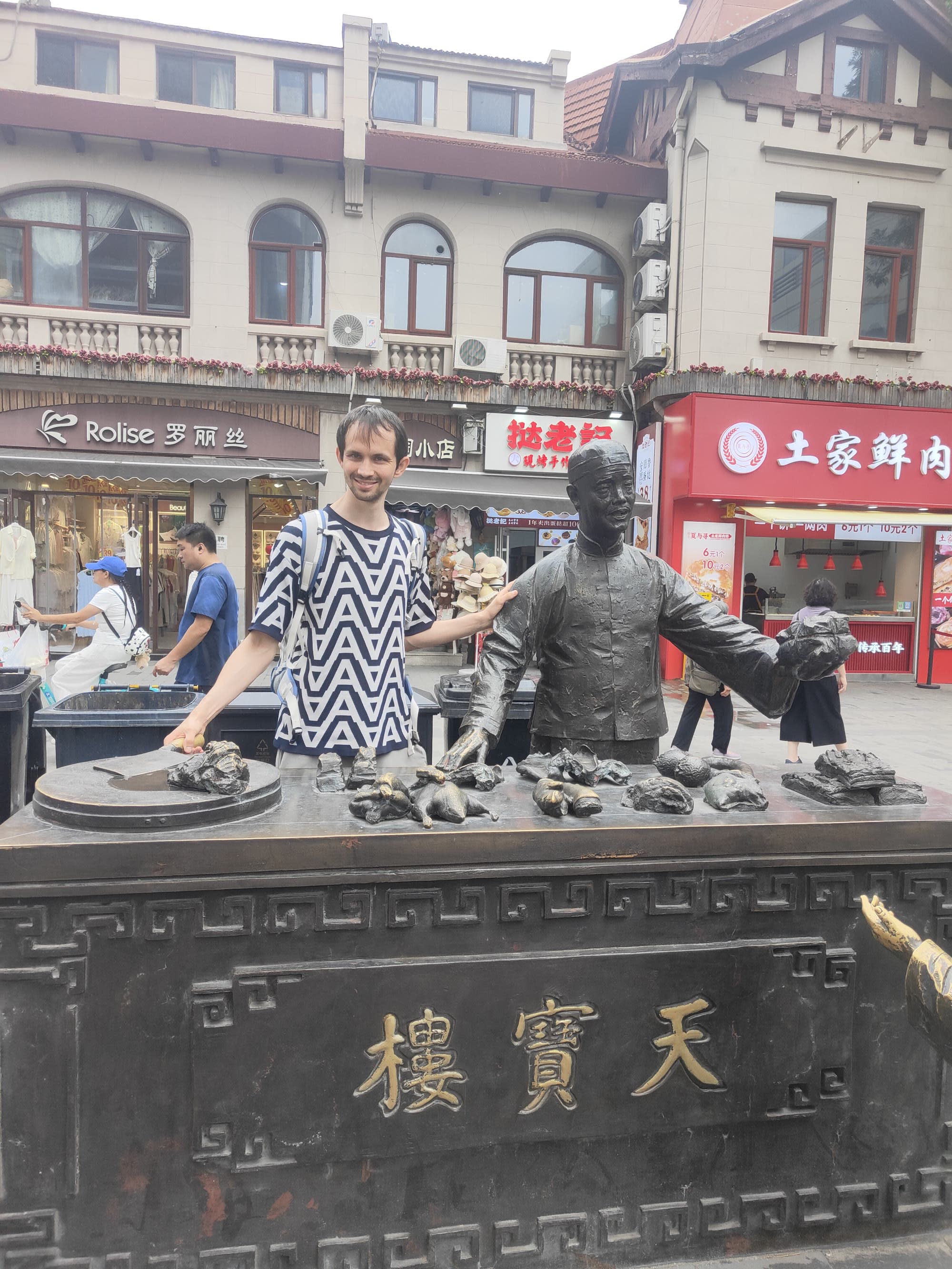 Bronzestatue in der Strasse