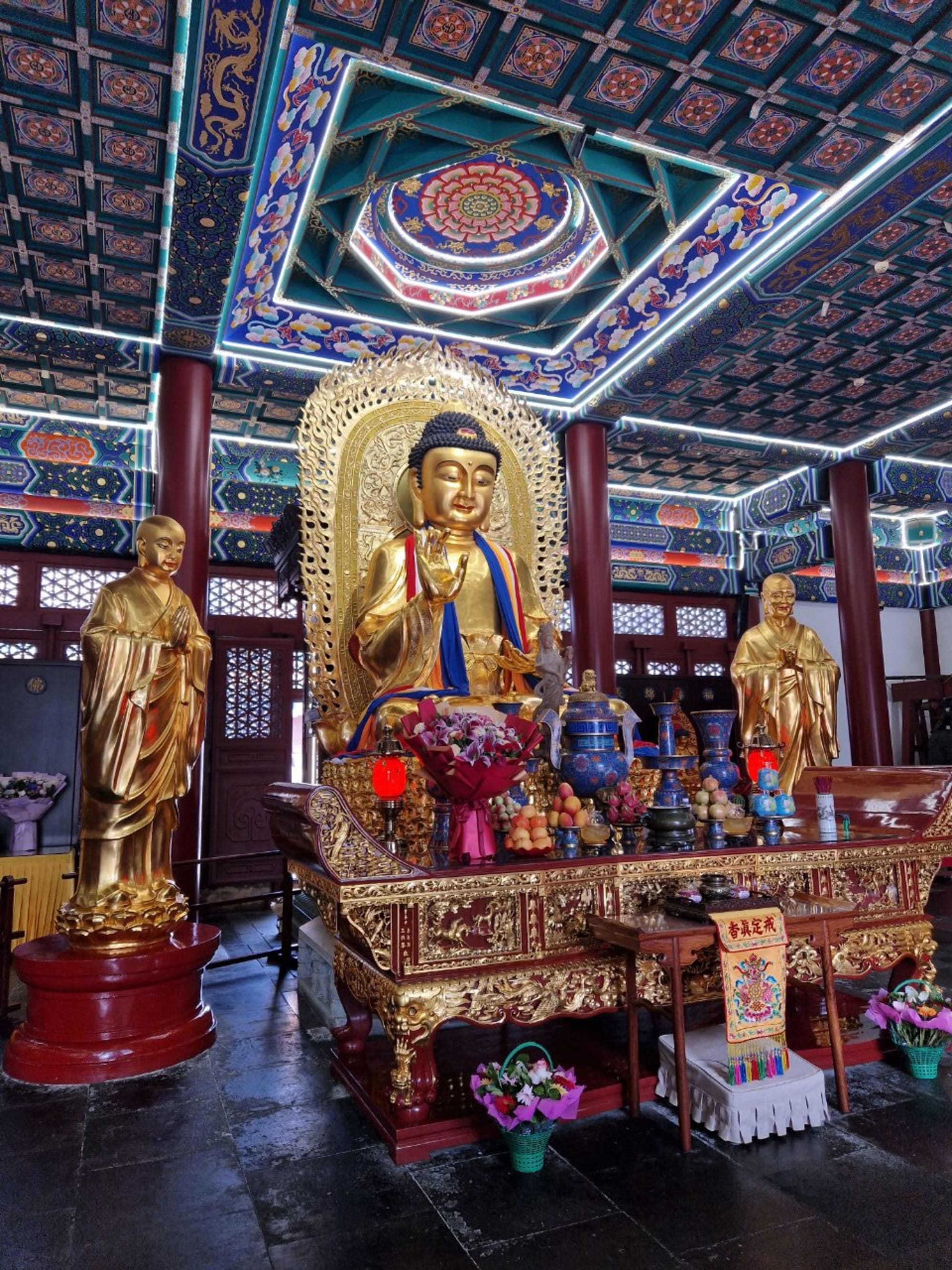 Innenraum mit Buddha-Statue