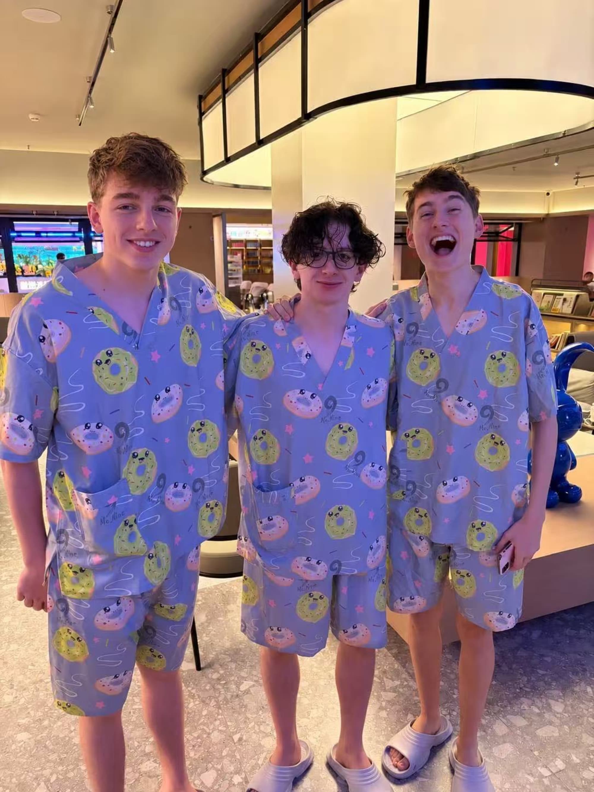 Teilnehmer in den Spa-Pyjamas