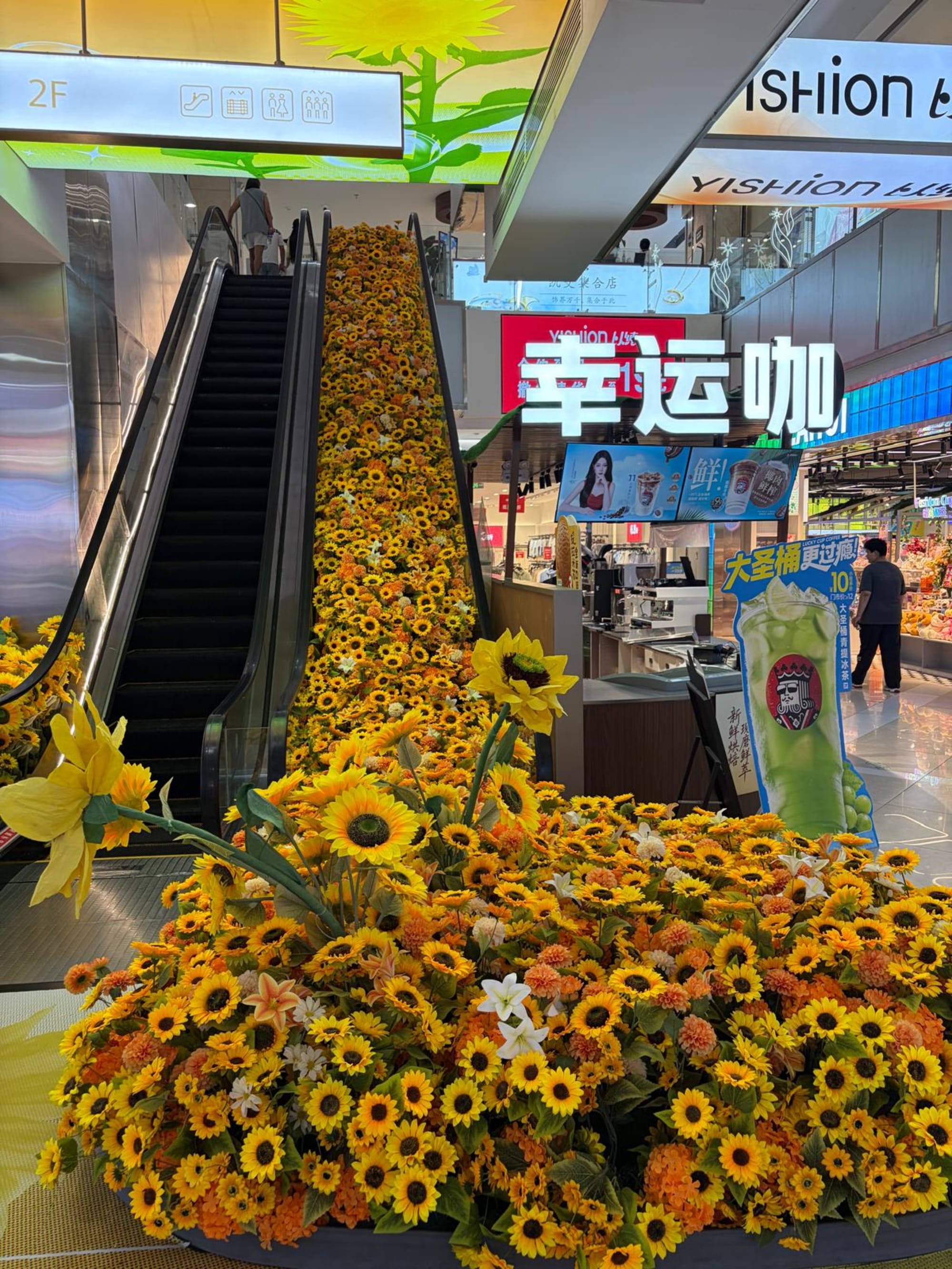 Sonnenblumen-Dekoration beim Einkaufen