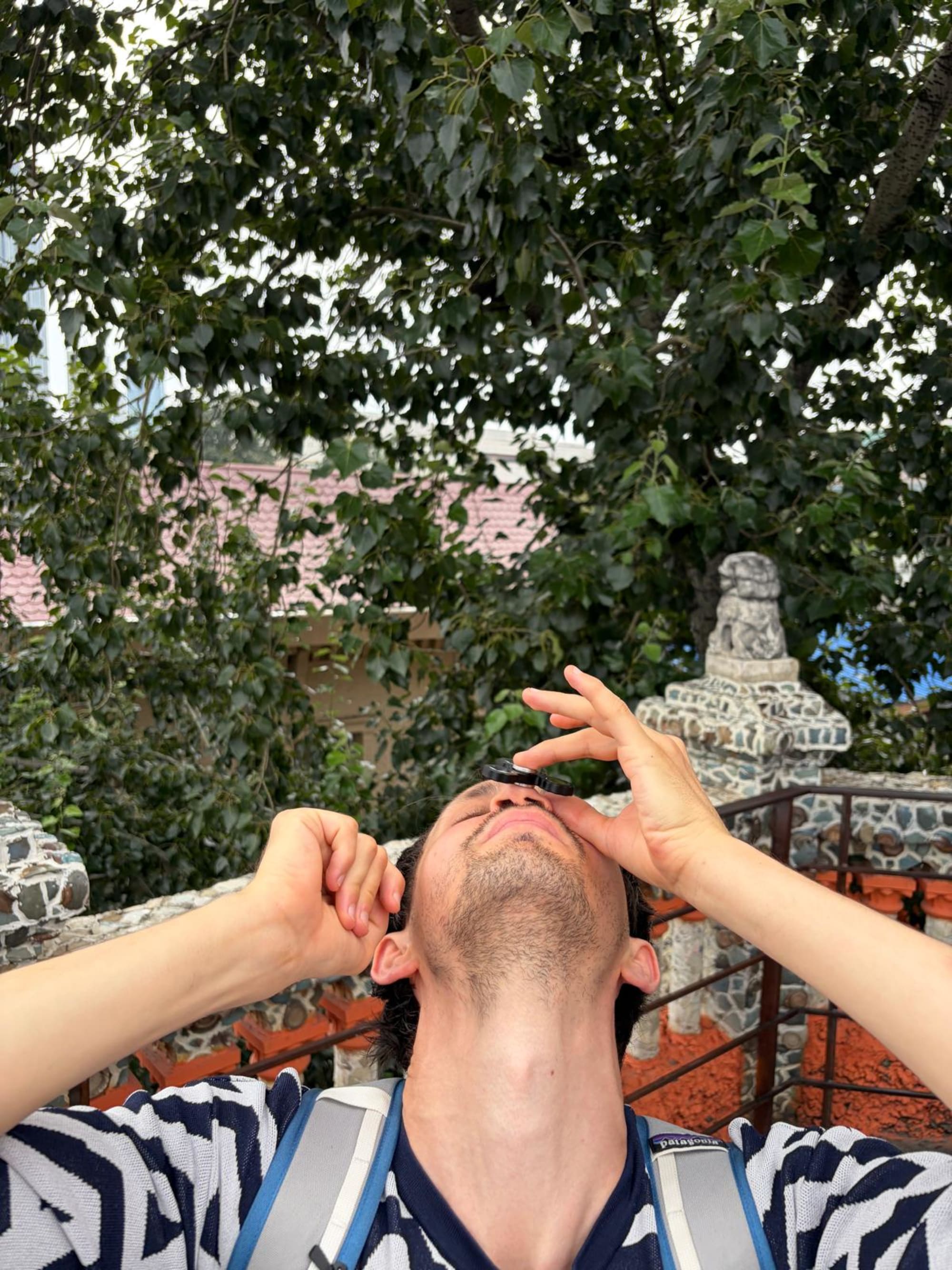 Fidget Spinner auf der Nase