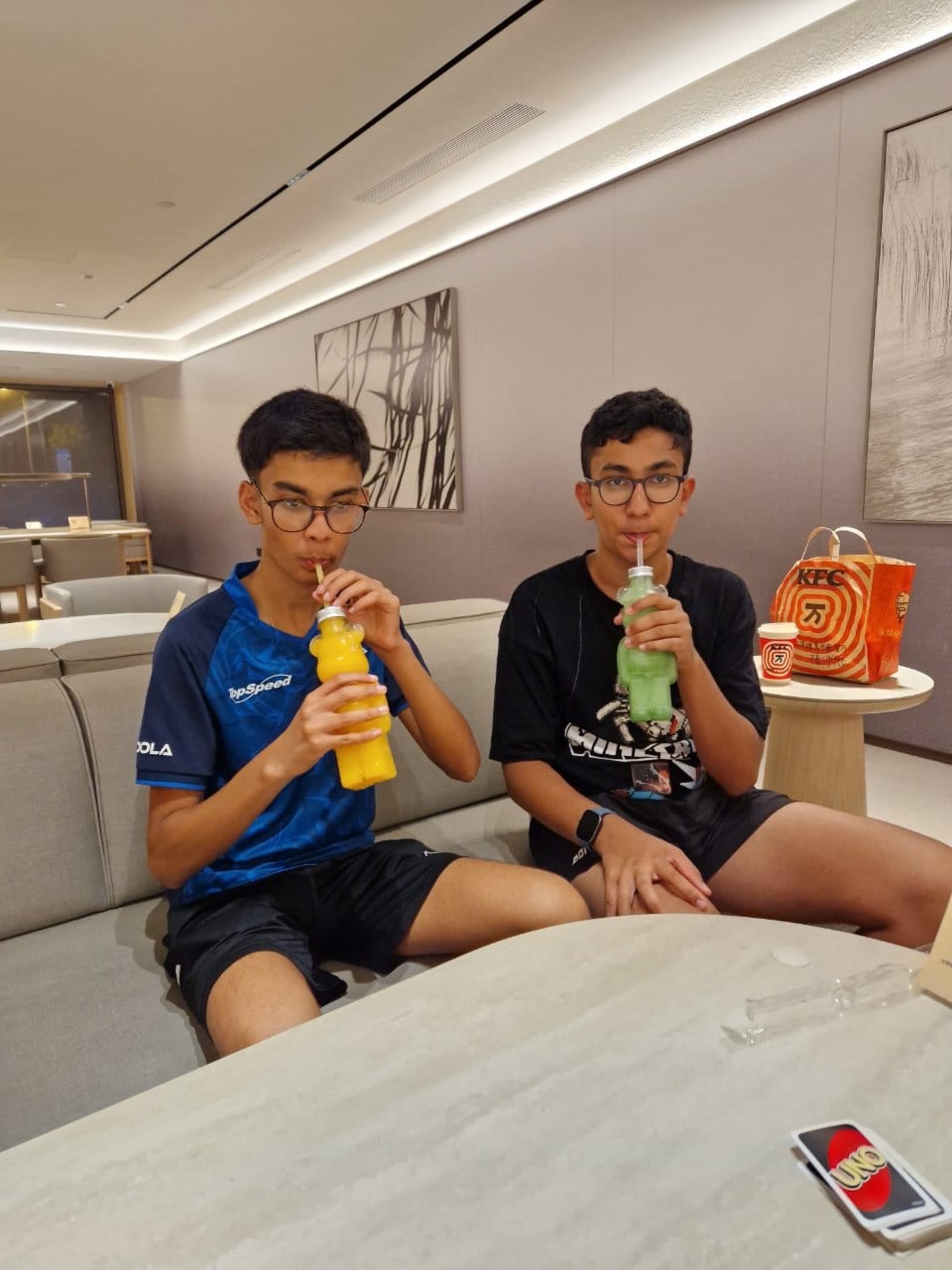 Pause mit Getränken in der Hotel-Lounge