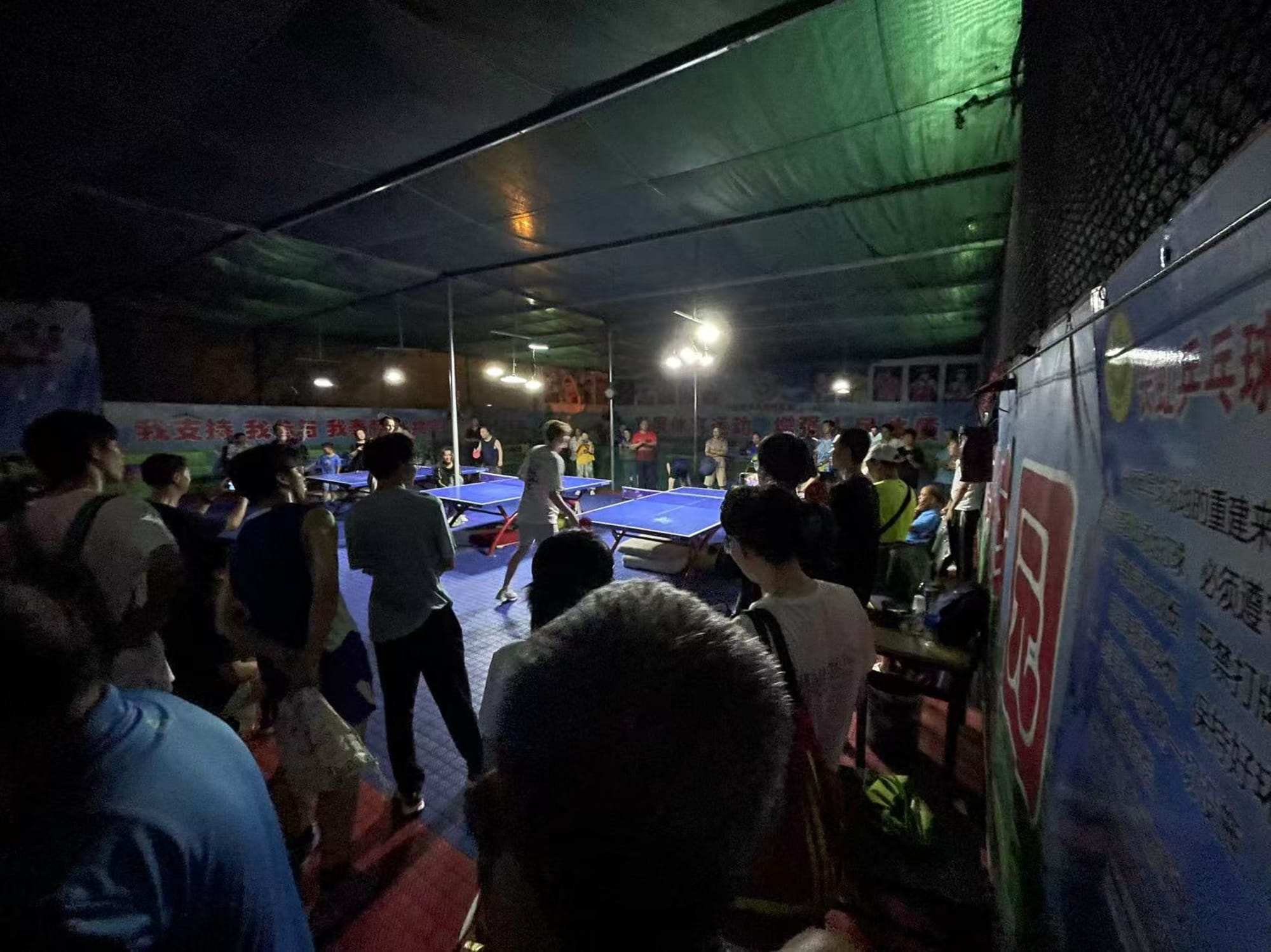Tischtennis im Freizeitpark mit Zuschauern