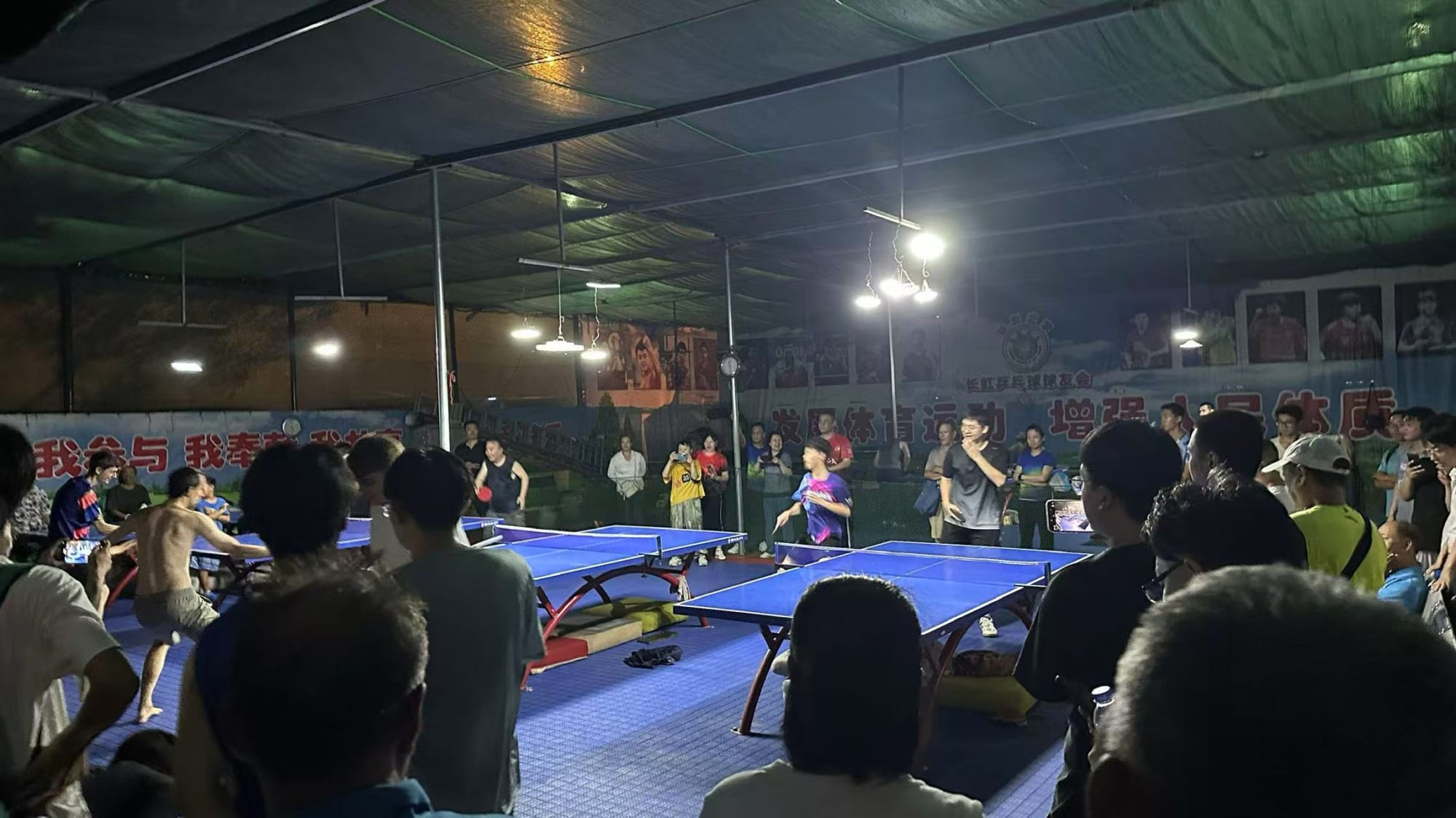 Abendliches Tischtennis im Freizeitpark