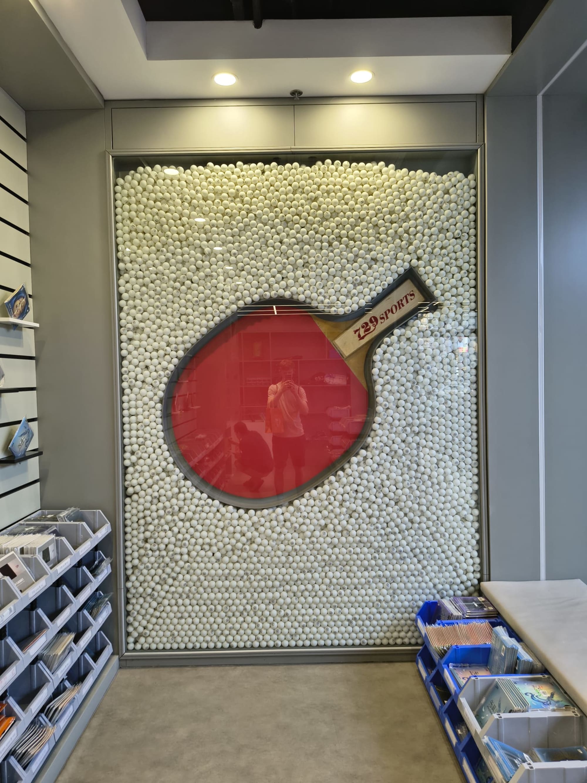 Wandinstallation aus Tischtennisbällen im 729-Shop