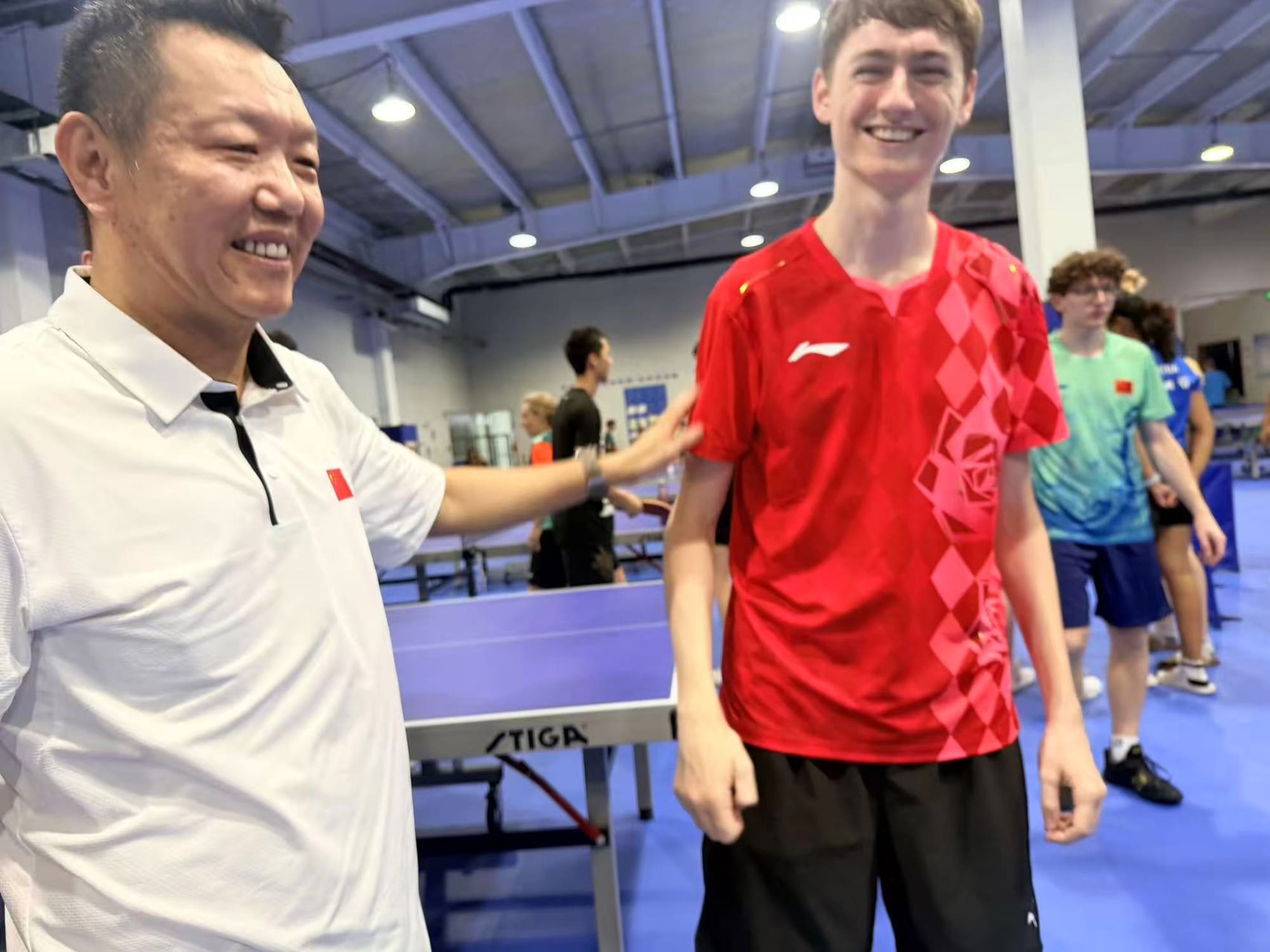 Coach und Spieler lächeln gemeinsam