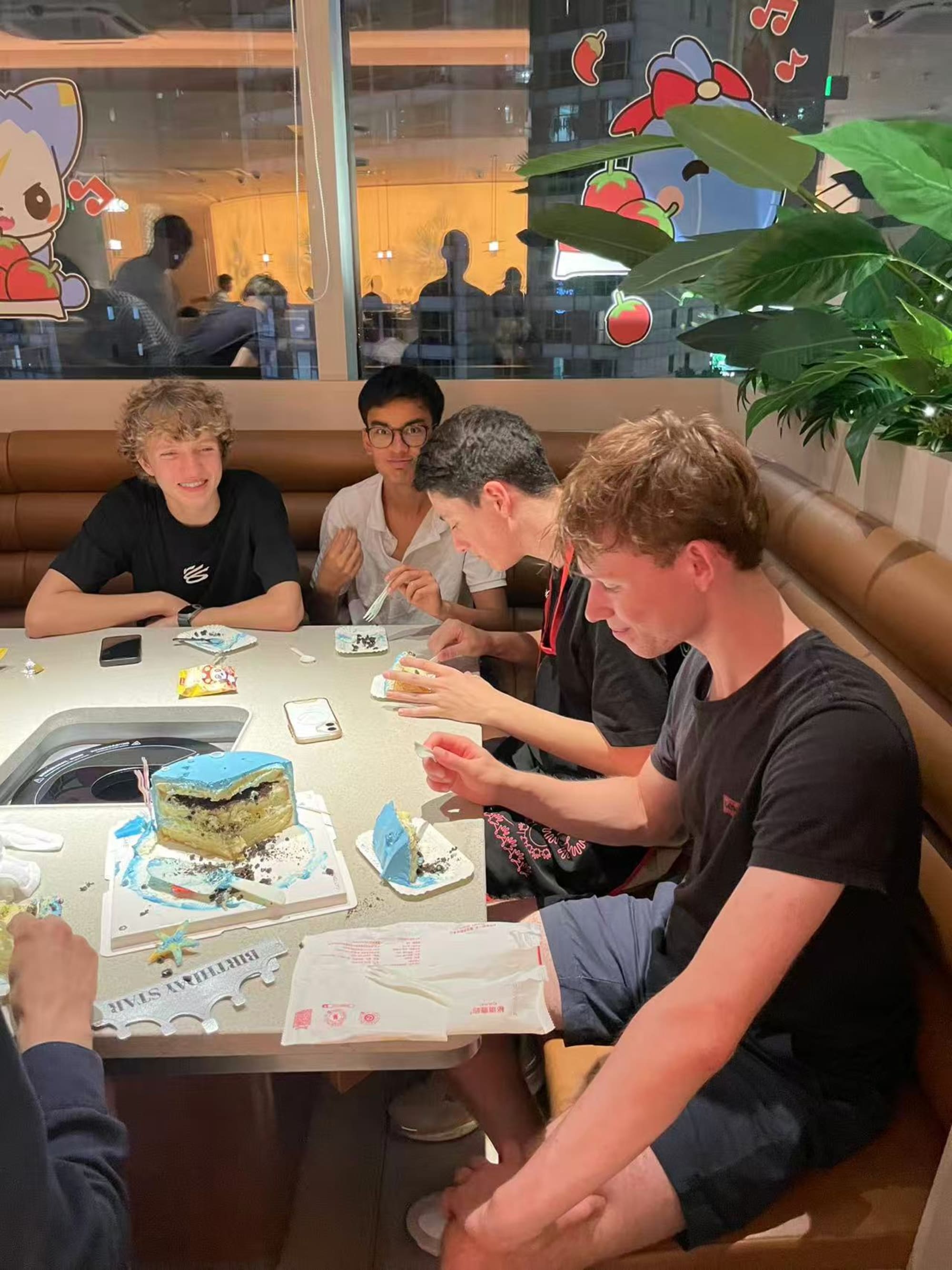 Spieler mit Geburtstagskuchen