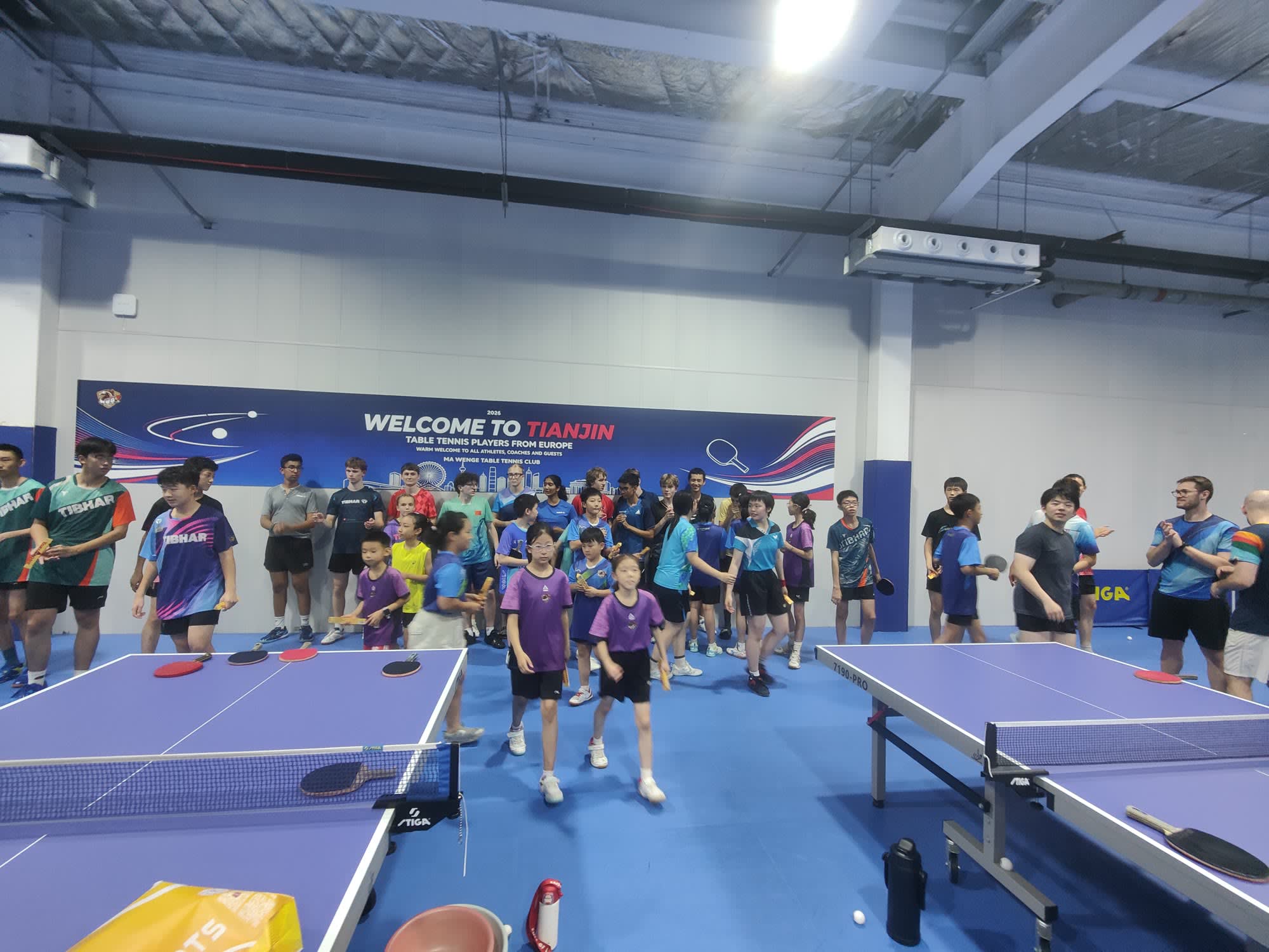 Gruppe vor dem Welcome-to-Tianjin-Banner