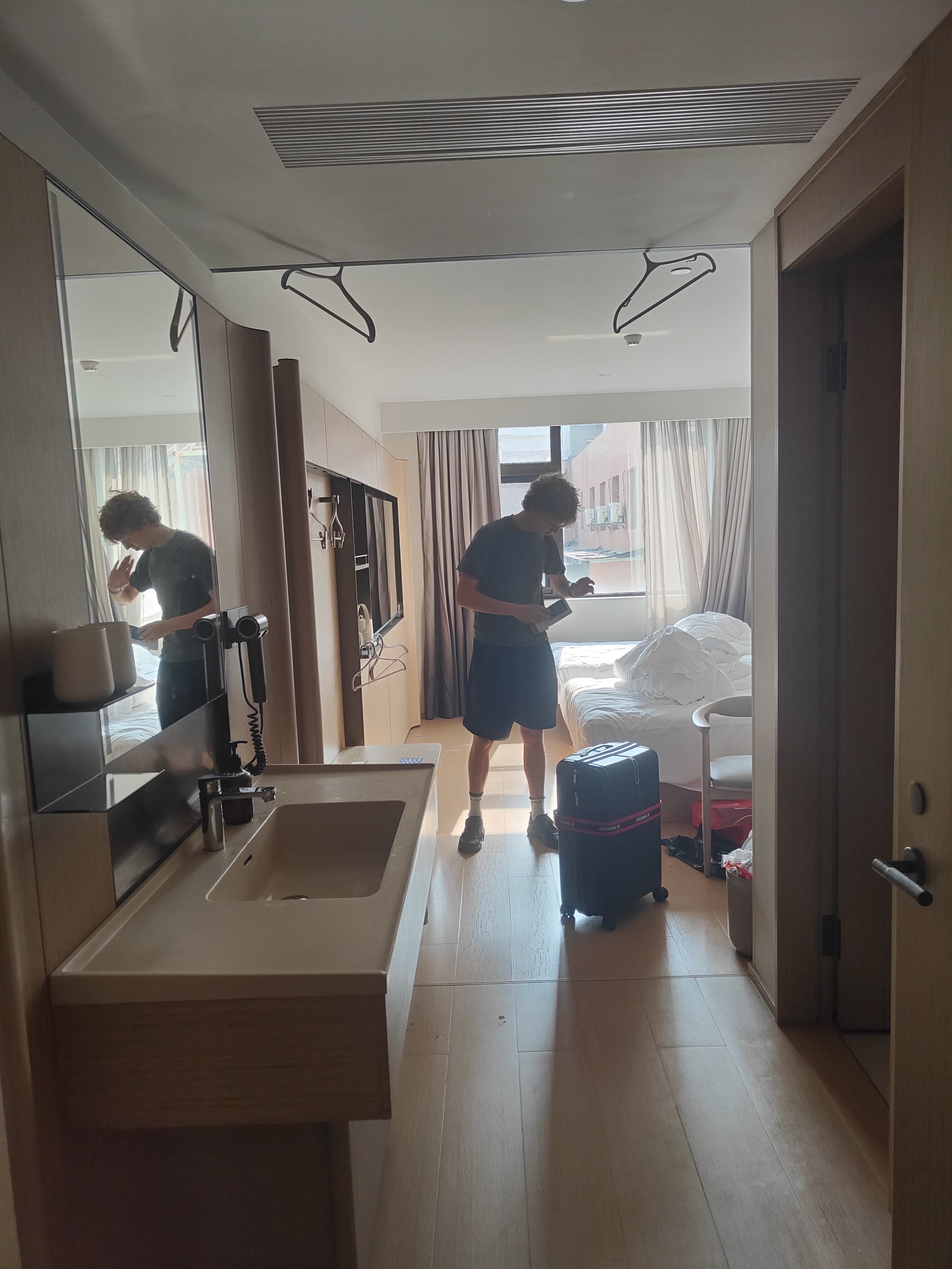 Kofferpacken im Hotelzimmer