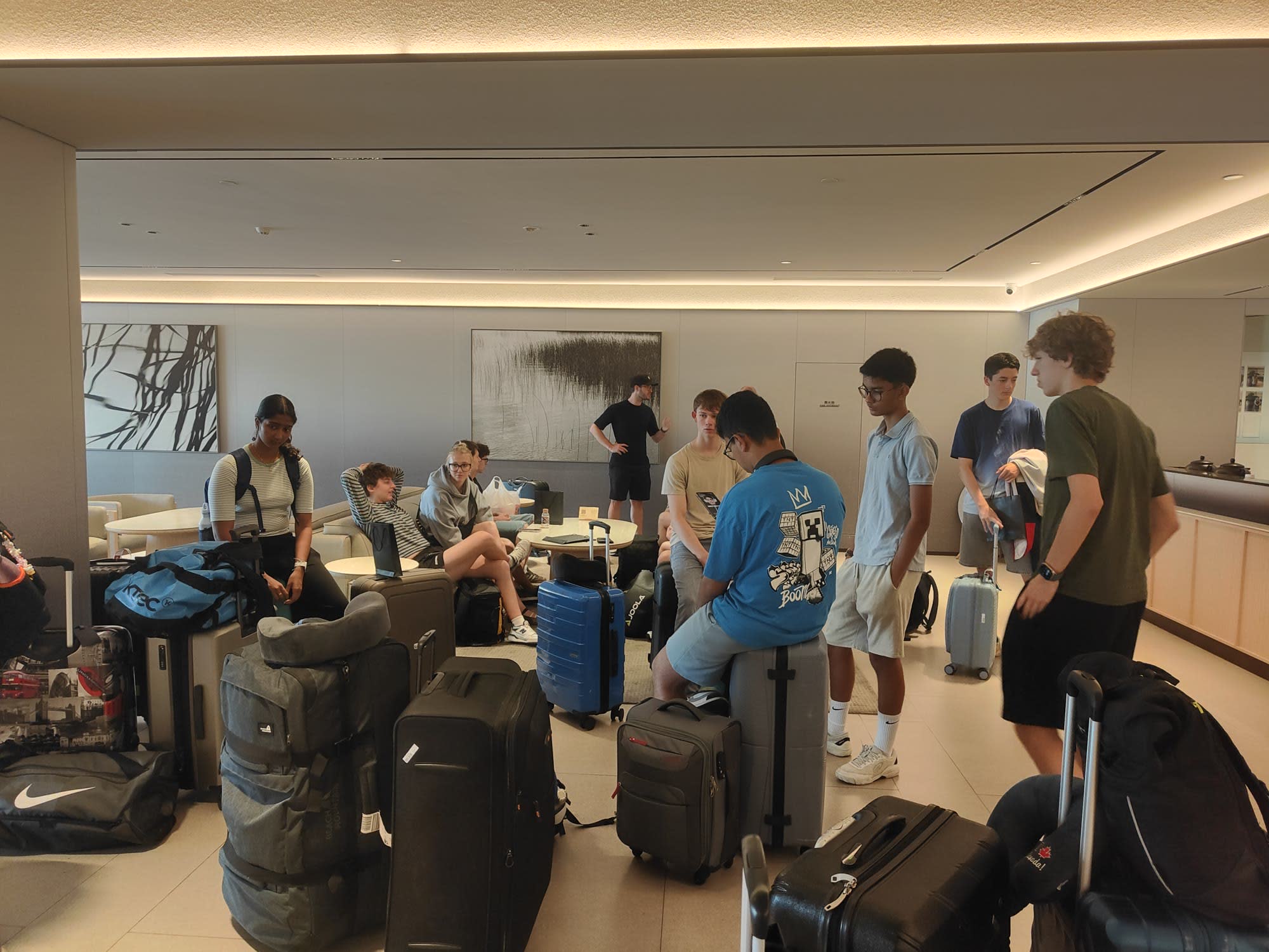 Delegation mit Gepäck in der Hotellobby